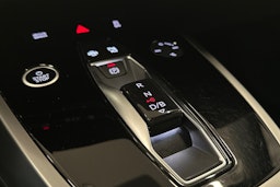 musta Audi Q4 e-tron 2021 kuva 34.