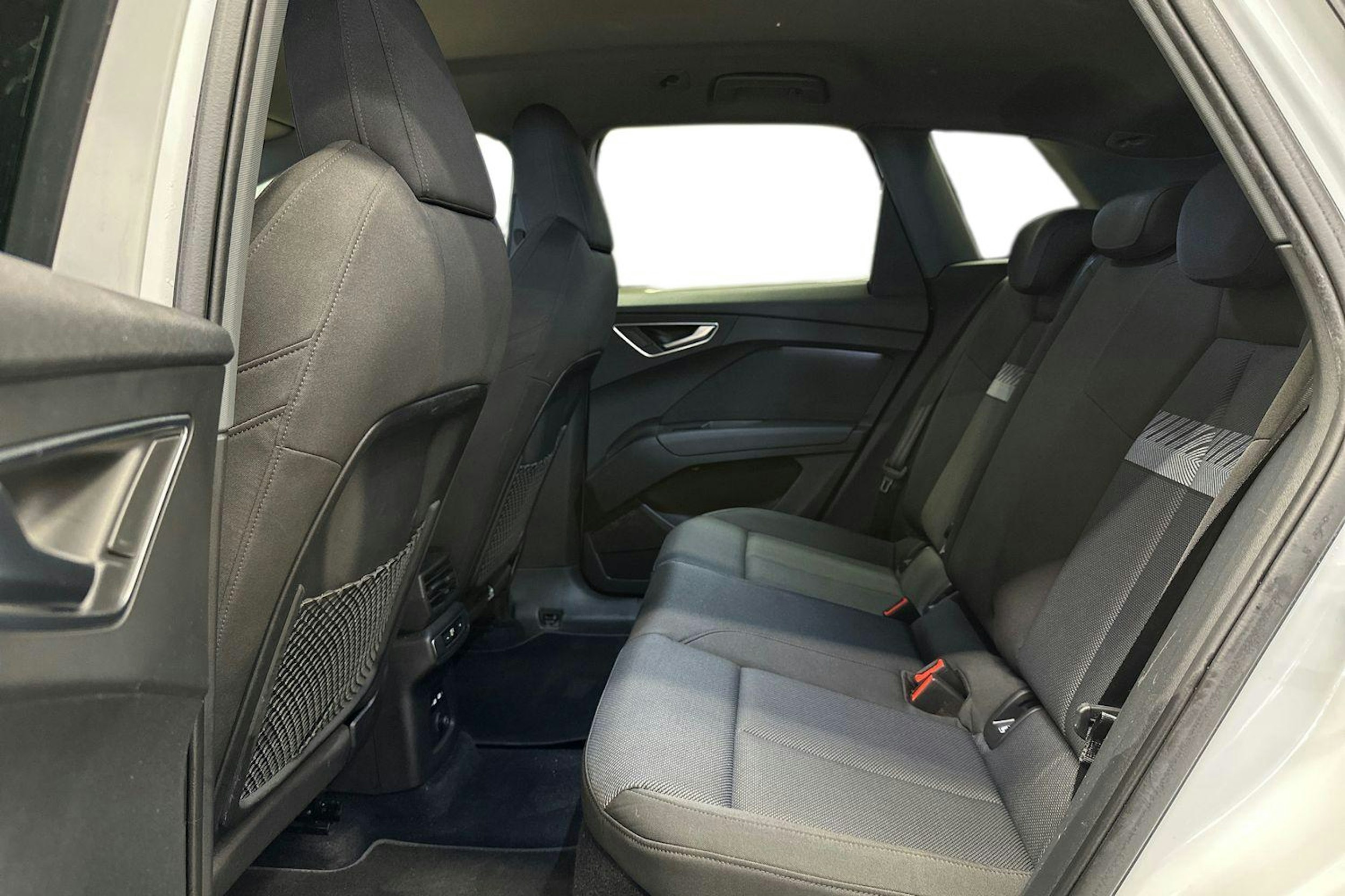 valkoinen Audi Q4 e-tron 2021 kuva 8.