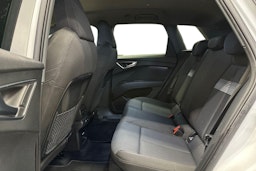 valkoinen Audi Q4 e-tron 2021 kuva 8.