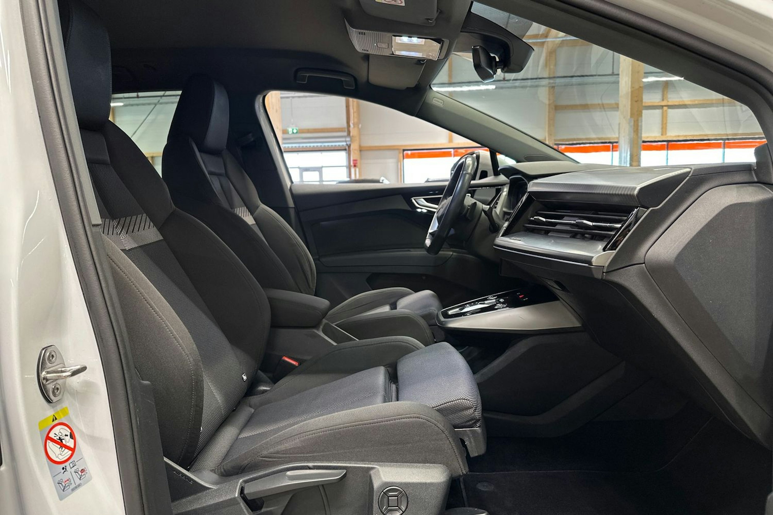 valkoinen Audi Q4 e-tron 2021 kuva 11.
