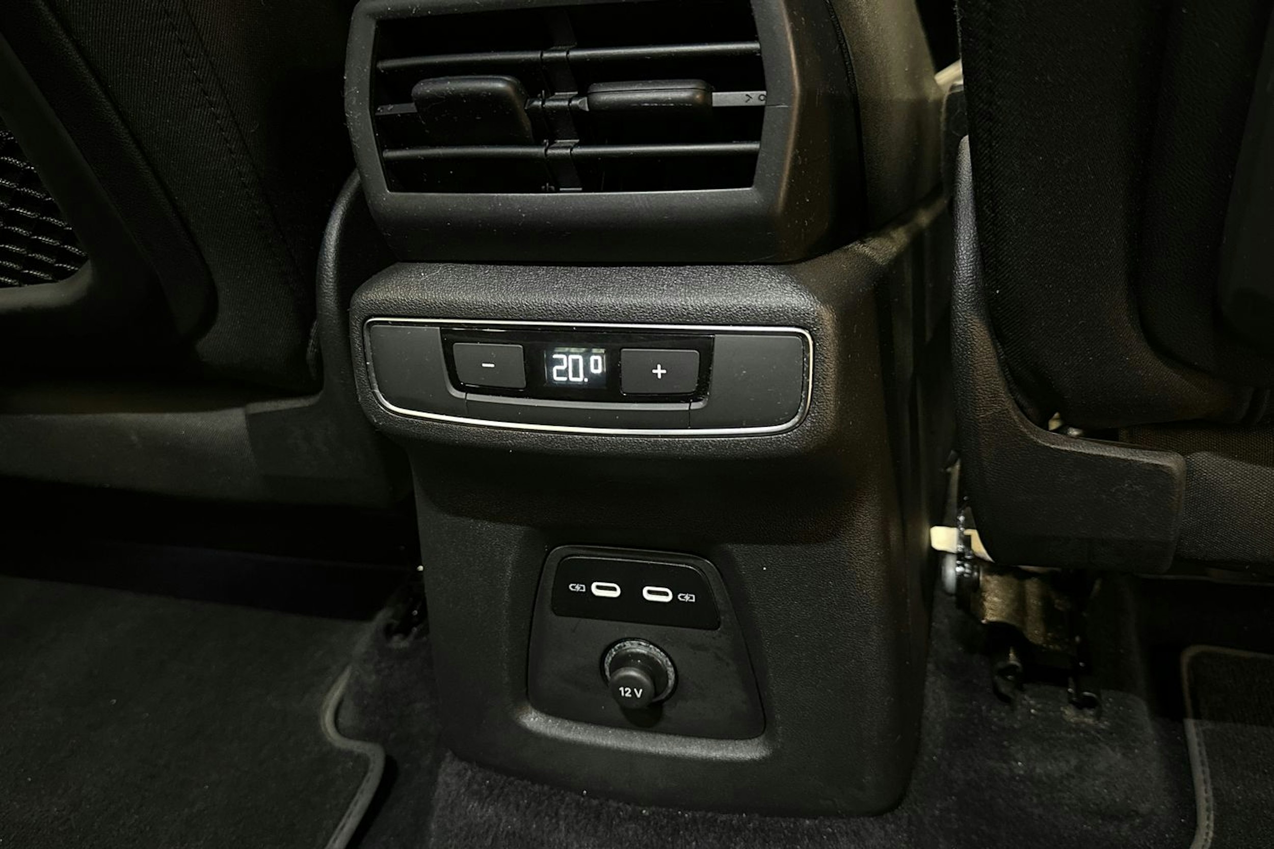 valkoinen Audi Q4 e-tron 2021 kuva 12.