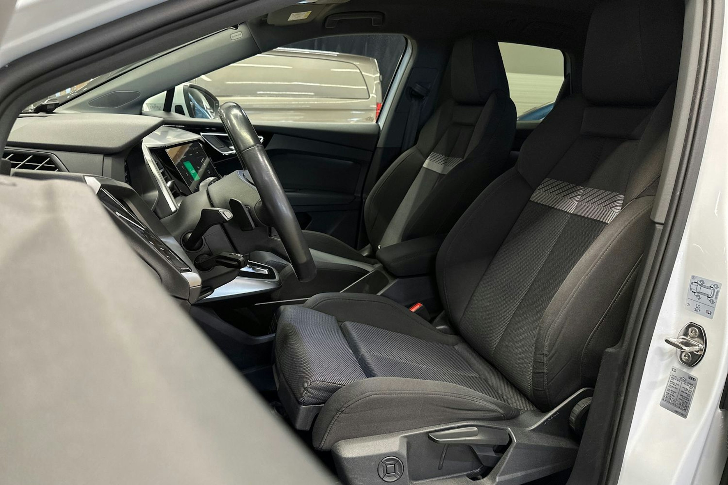 valkoinen Audi Q4 e-tron 2021 kuva 13.