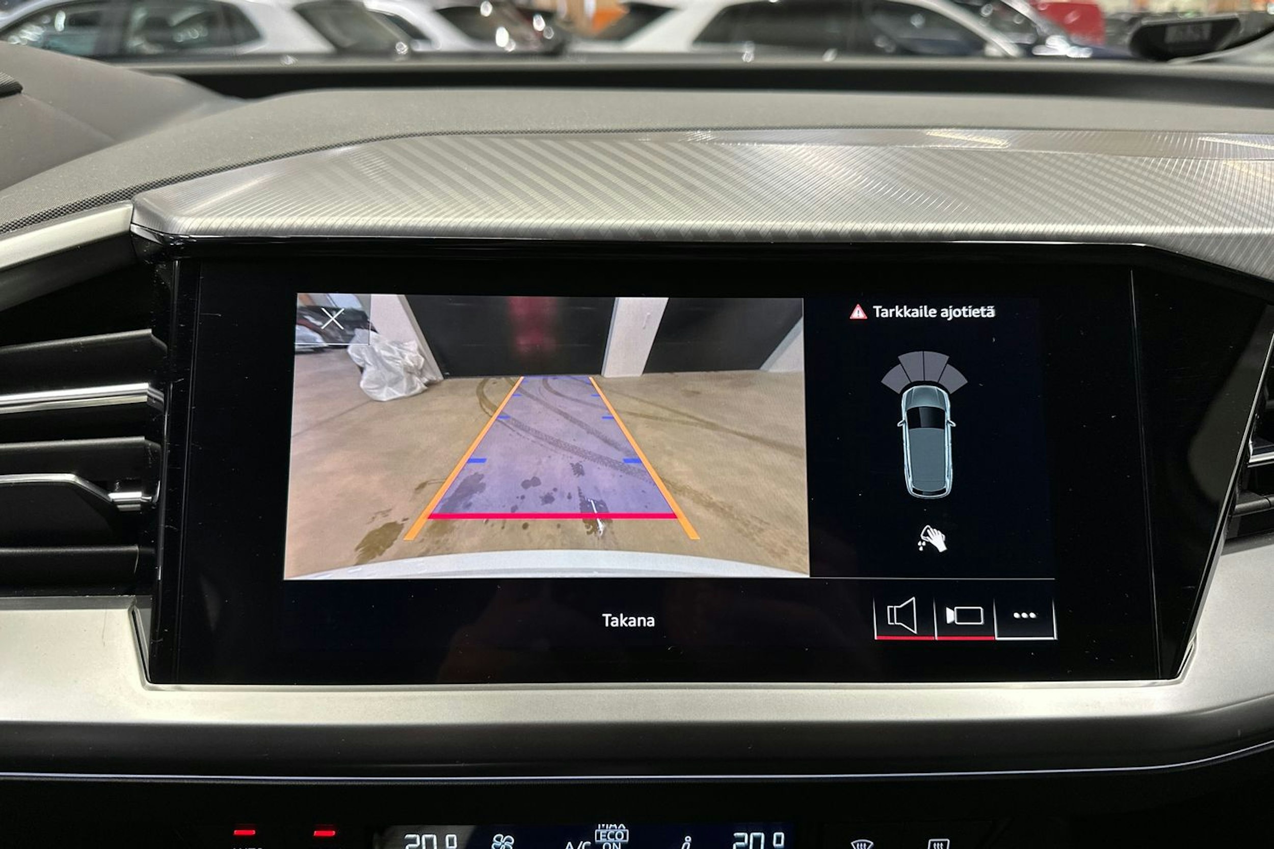 valkoinen Audi Q4 e-tron 2021 kuva 15.