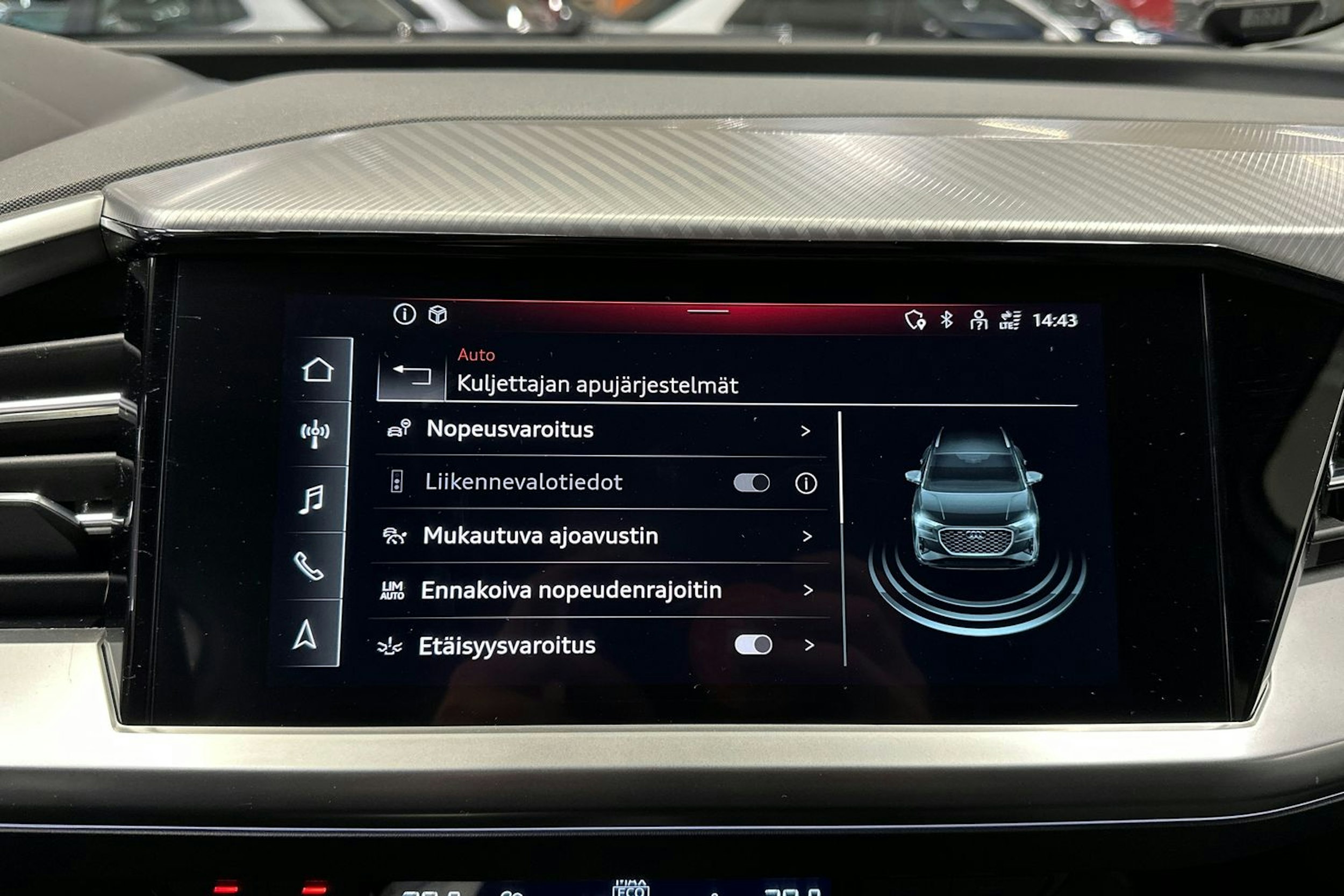 valkoinen Audi Q4 e-tron 2021 kuva 17.