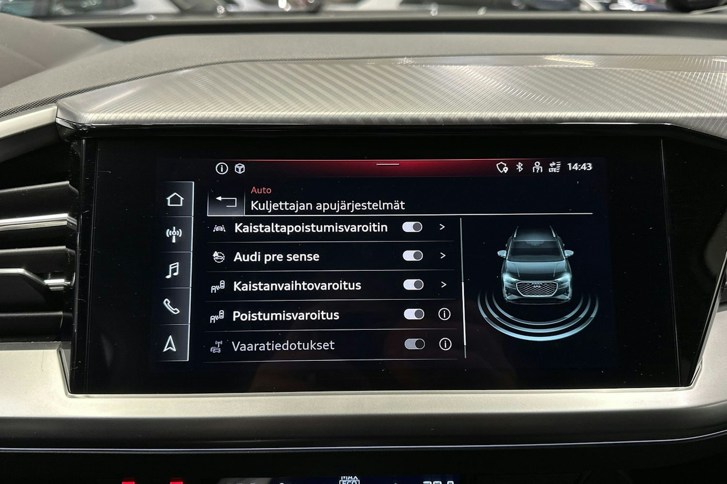 valkoinen Audi Q4 e-tron 2021 kuva 18.