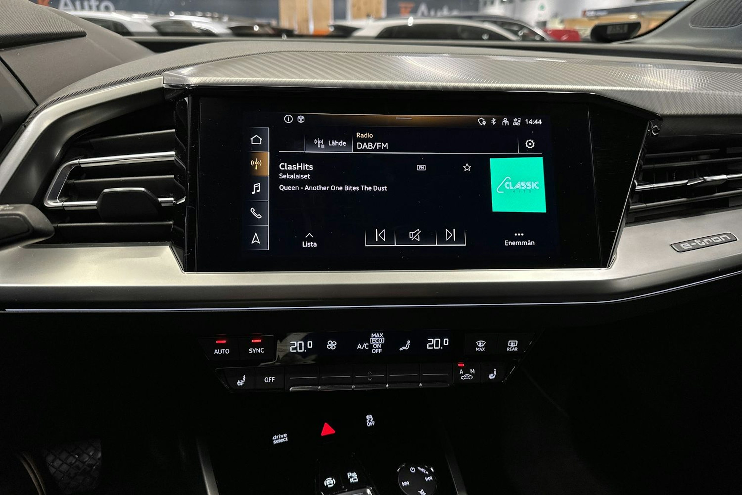 valkoinen Audi Q4 e-tron 2021 kuva 20.