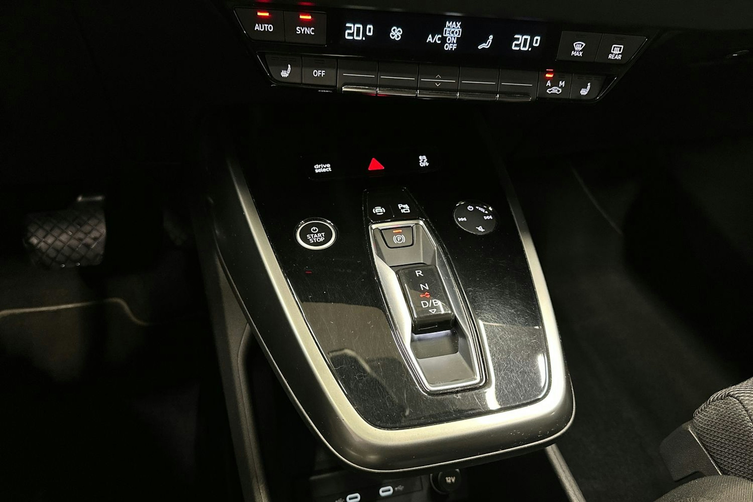 valkoinen Audi Q4 e-tron 2021 kuva 21.