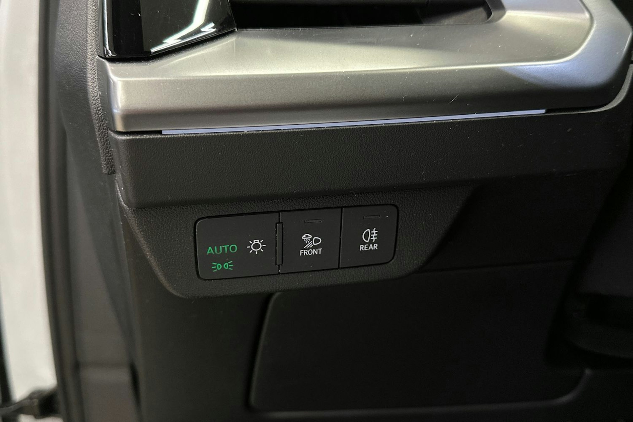 valkoinen Audi Q4 e-tron 2021 kuva 27.