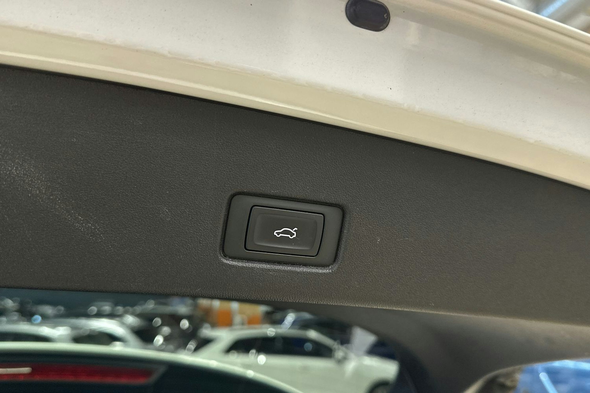 valkoinen Audi Q4 e-tron 2021 kuva 31.