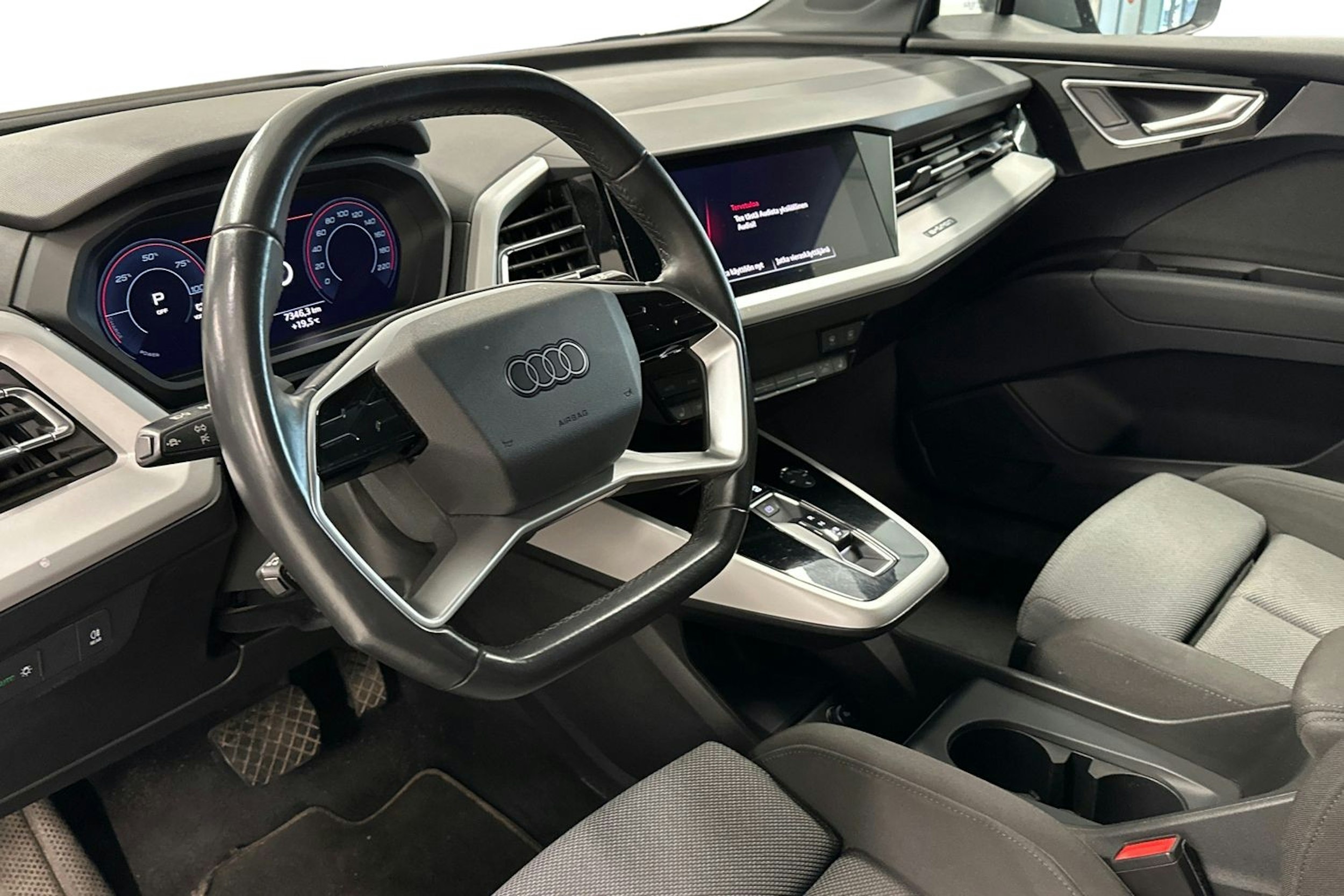 harmaa Audi Q4 e-tron 2021 kuva 7.