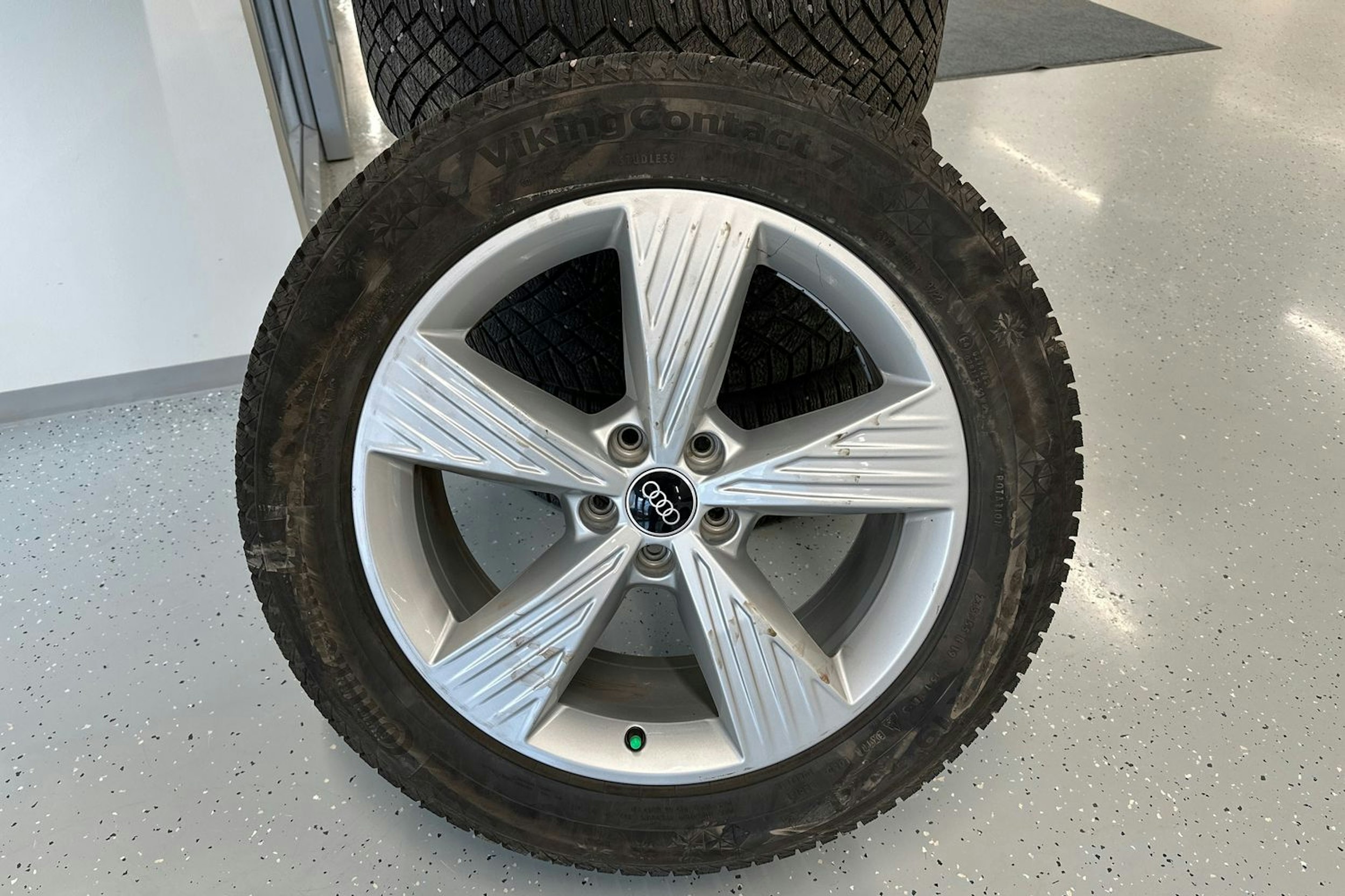 harmaa Audi Q4 e-tron 2021 kuva 13.