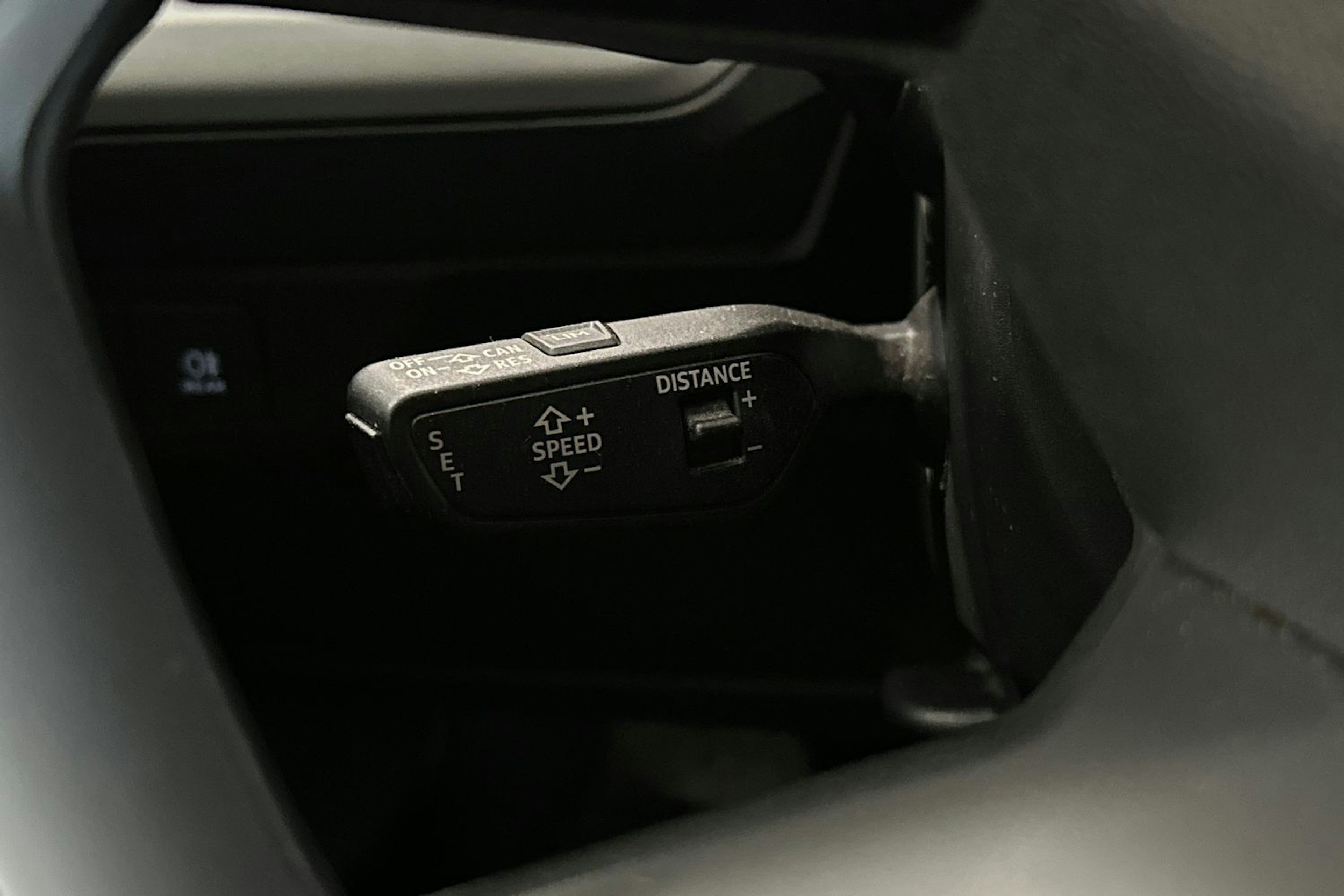 harmaa Audi Q4 e-tron 2021 kuva 18.