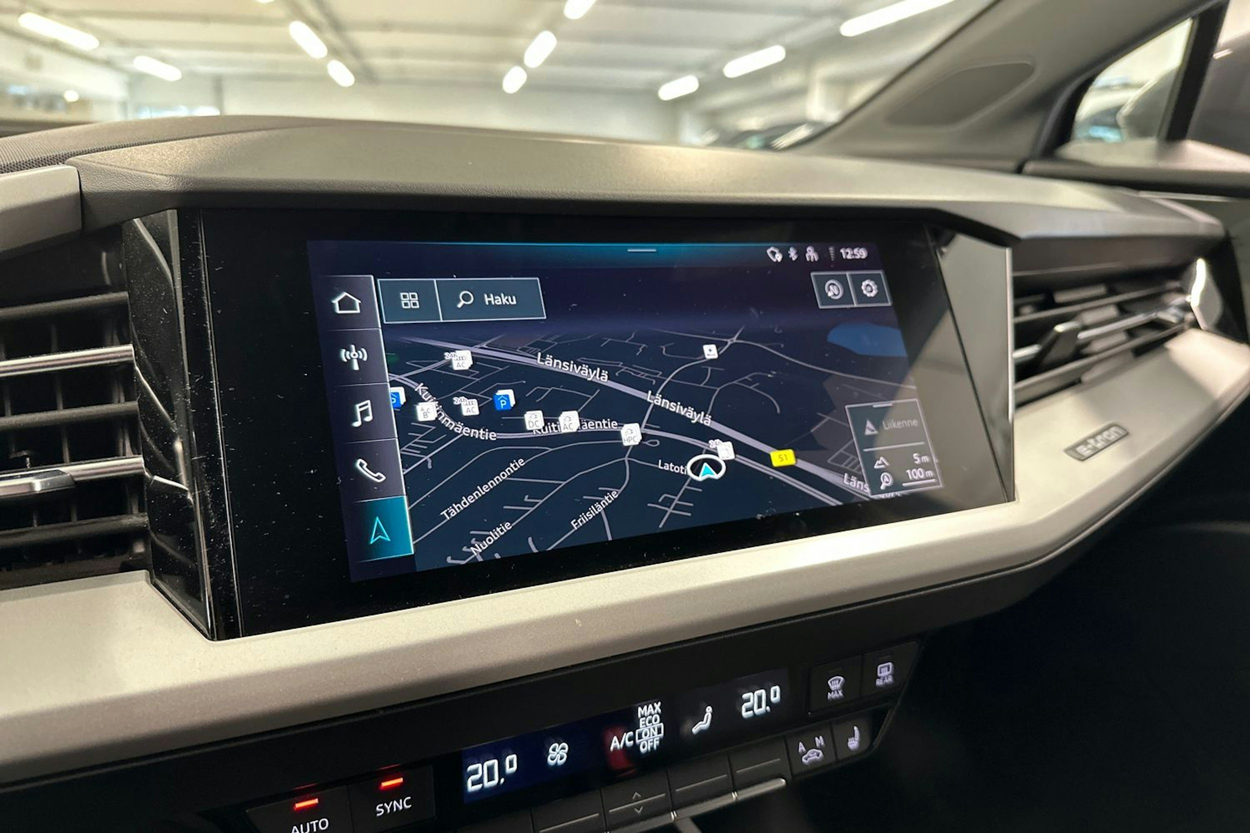 harmaa Audi Q4 e-tron 2021 kuva 23.