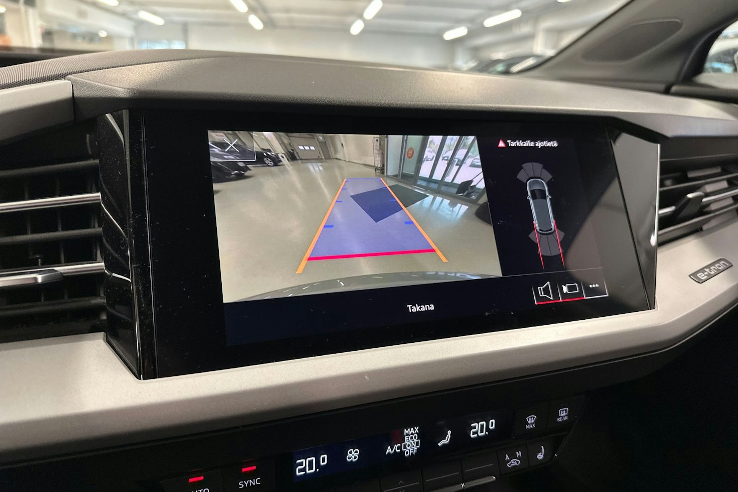 harmaa Audi Q4 e-tron 2021 kuva 32.