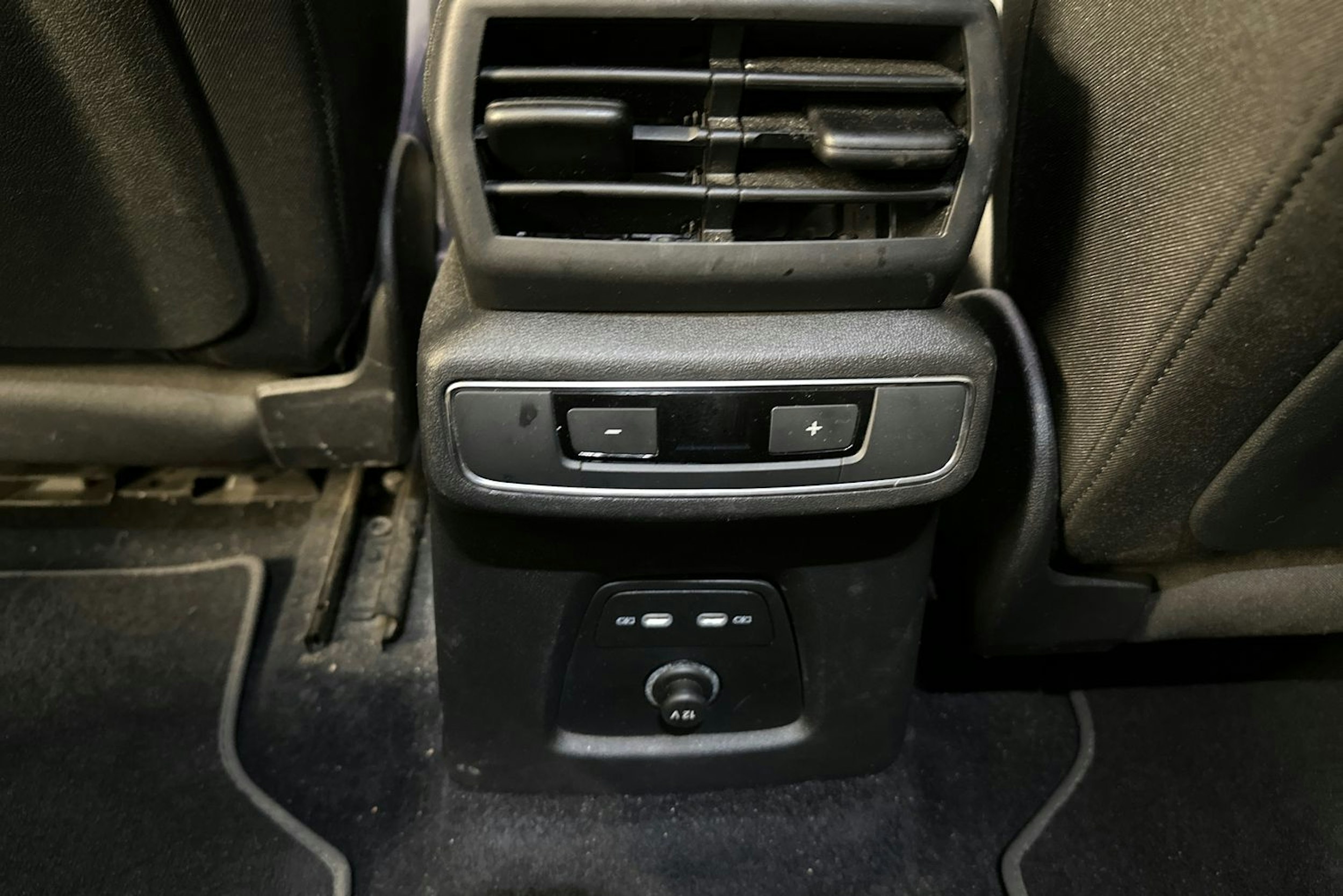 harmaa Audi Q4 e-tron 2021 kuva 37.