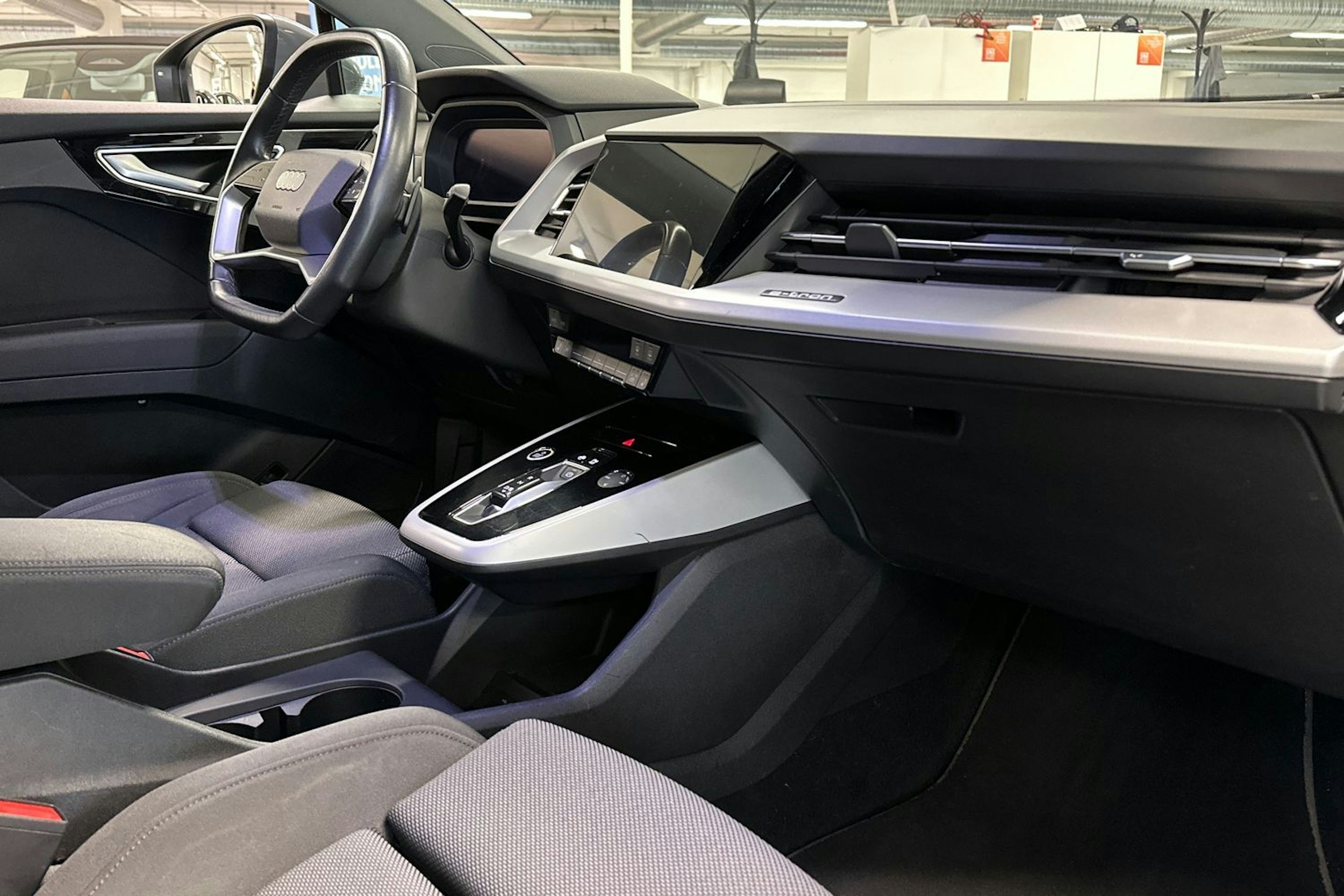 harmaa Audi Q4 e-tron 2021 kuva 42.