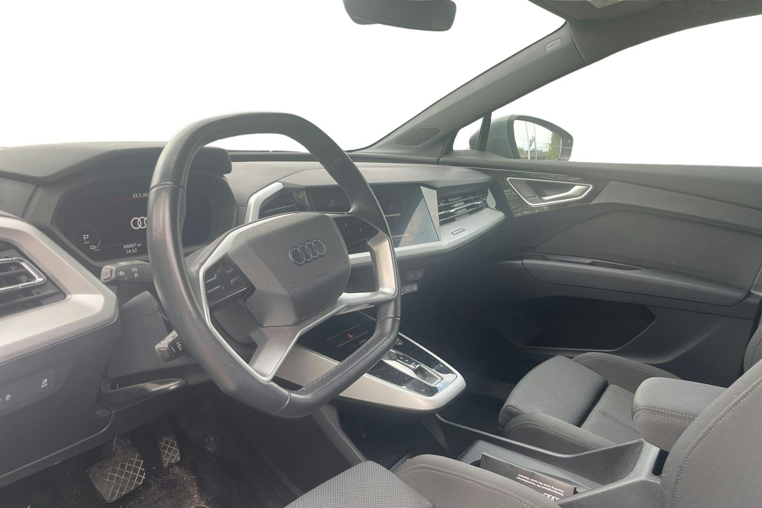 harmaa Audi Q4 e-tron 2021 kuva 3.