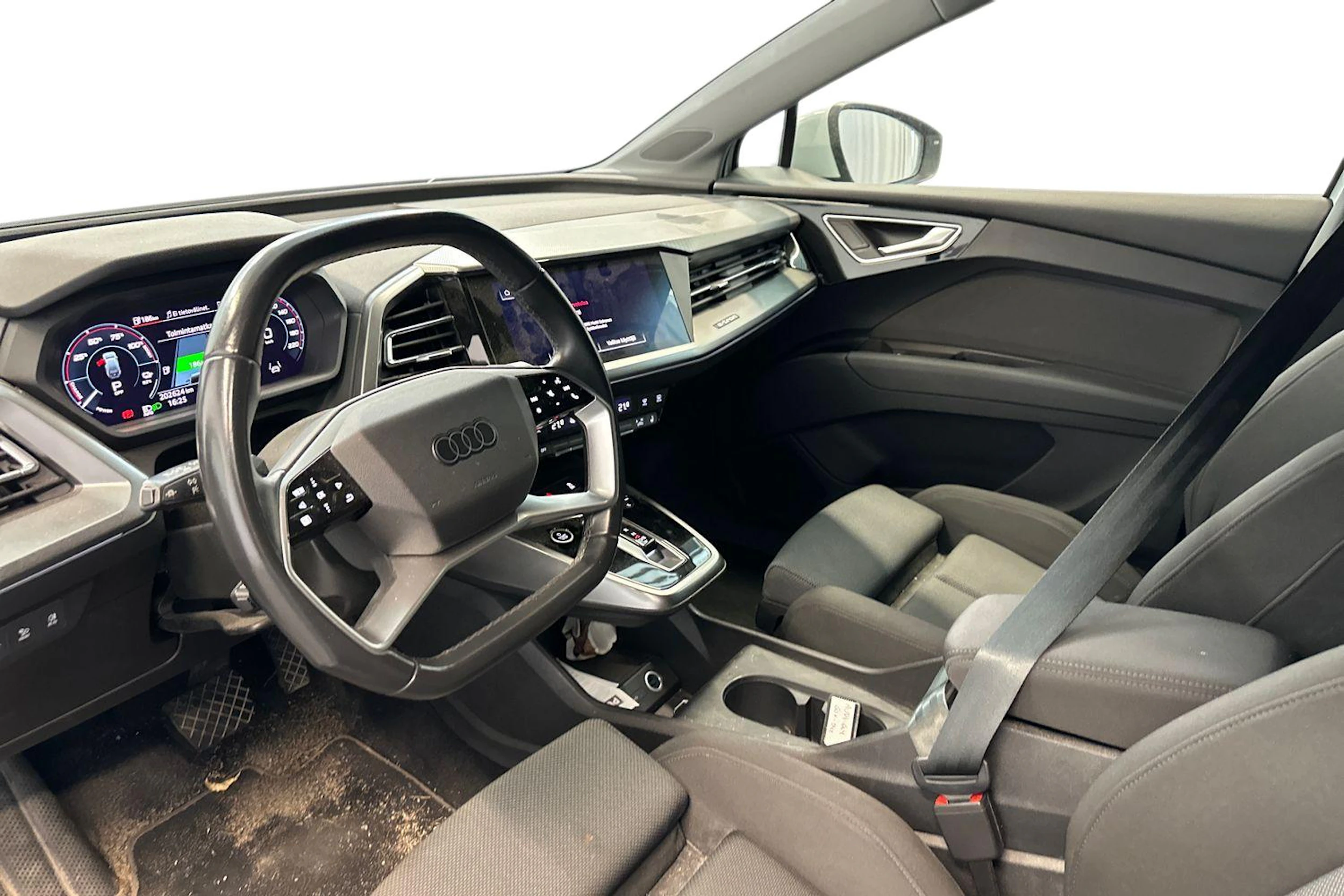 valkoinen Audi Q4 e-tron 2021 kuva 3.