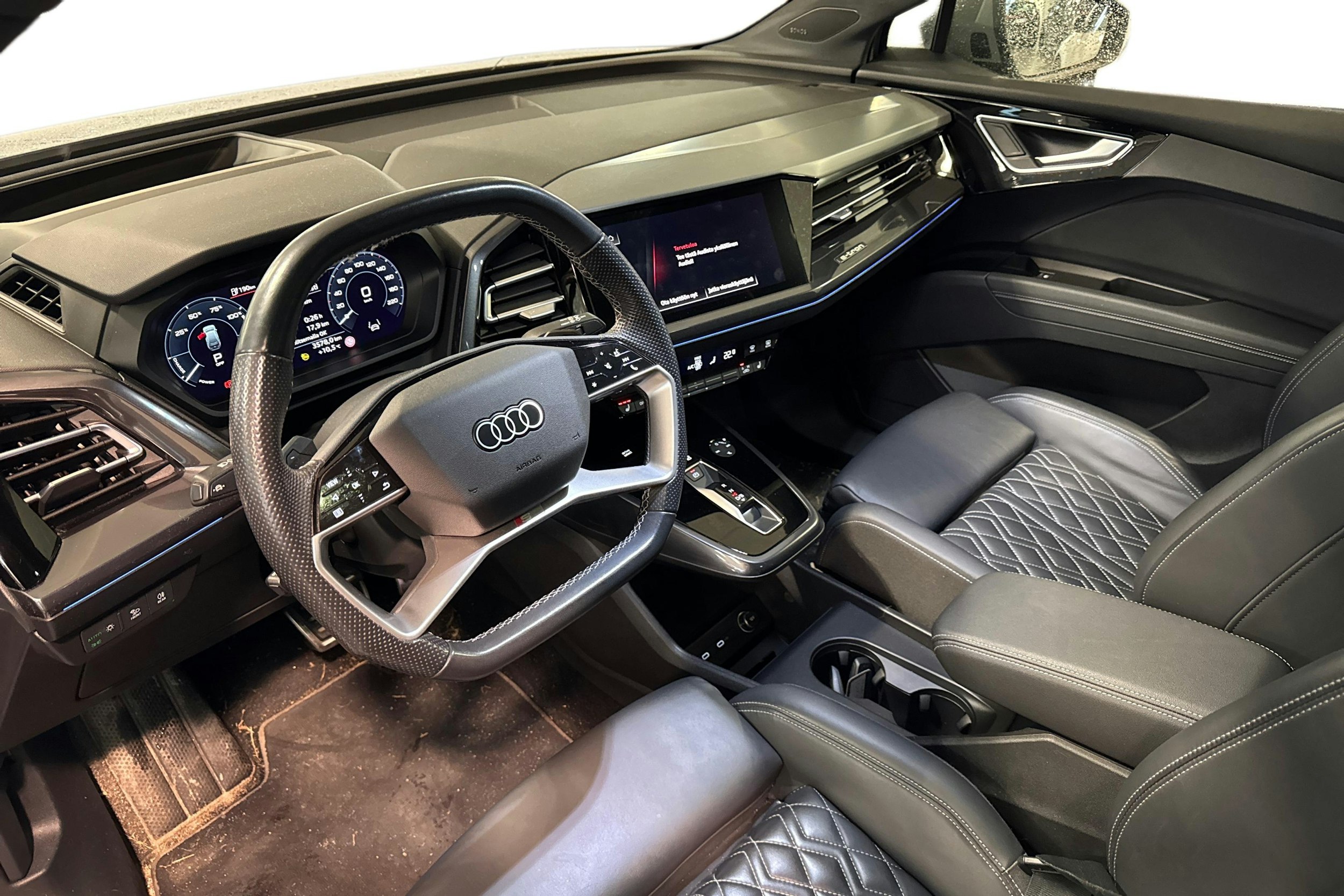 Harmaa Audi Q4 e-tron 2022 kuva 3.