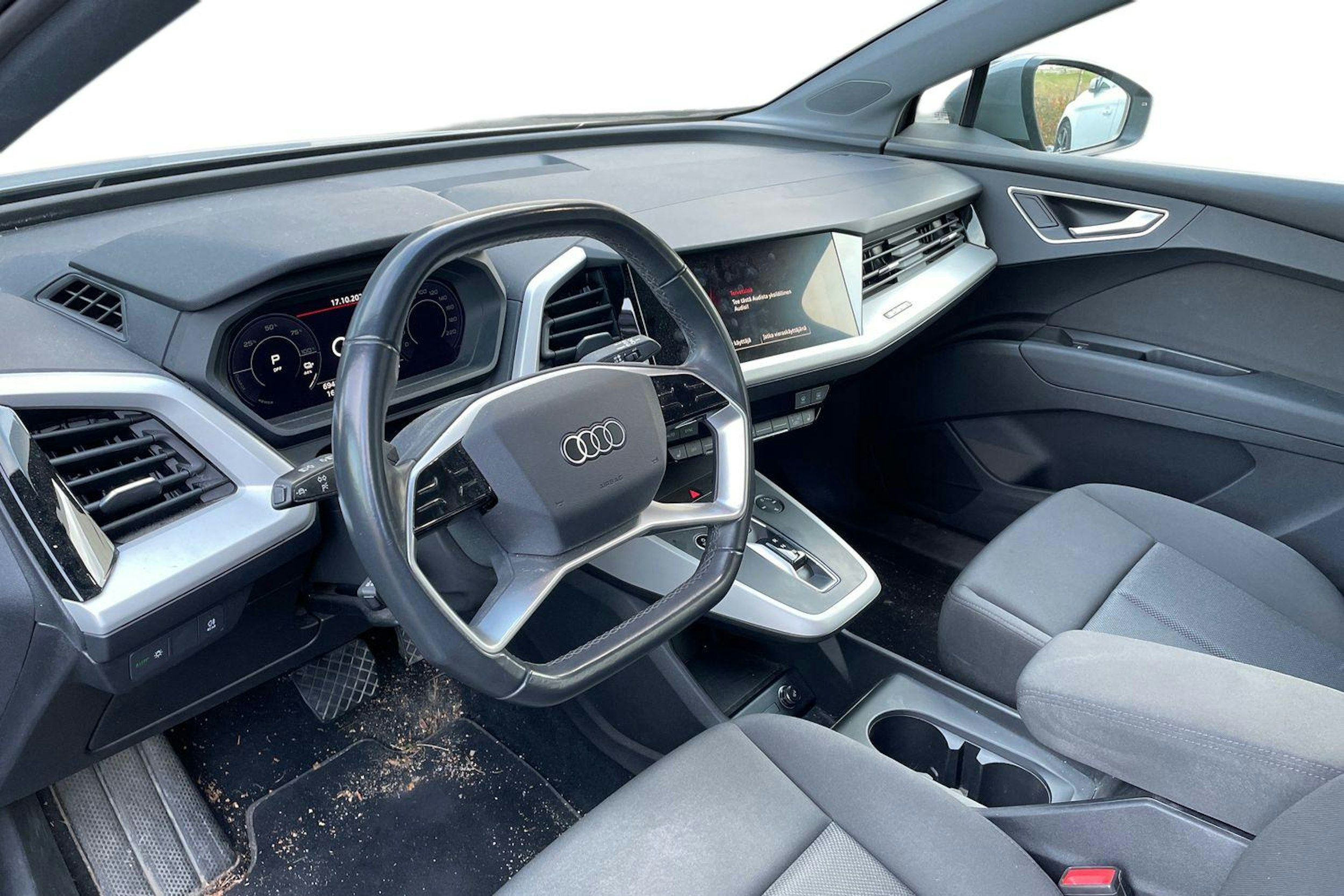 harmaa Audi Q4 e-tron 2021 kuva 3.