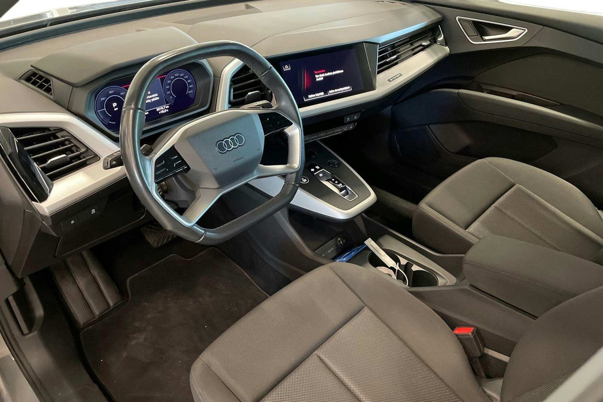 harmaa Audi Q4 e-tron 2021 kuva 7.