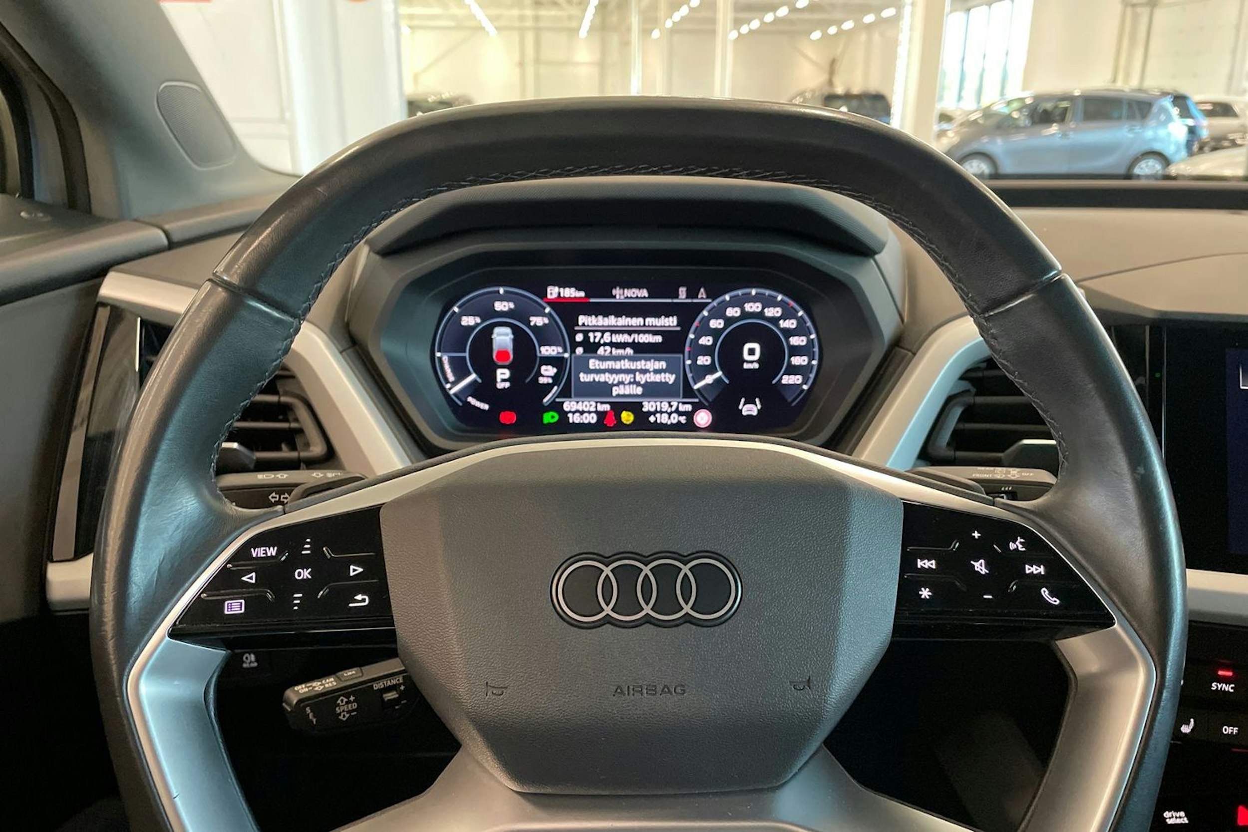 harmaa Audi Q4 e-tron 2021 kuva 15.