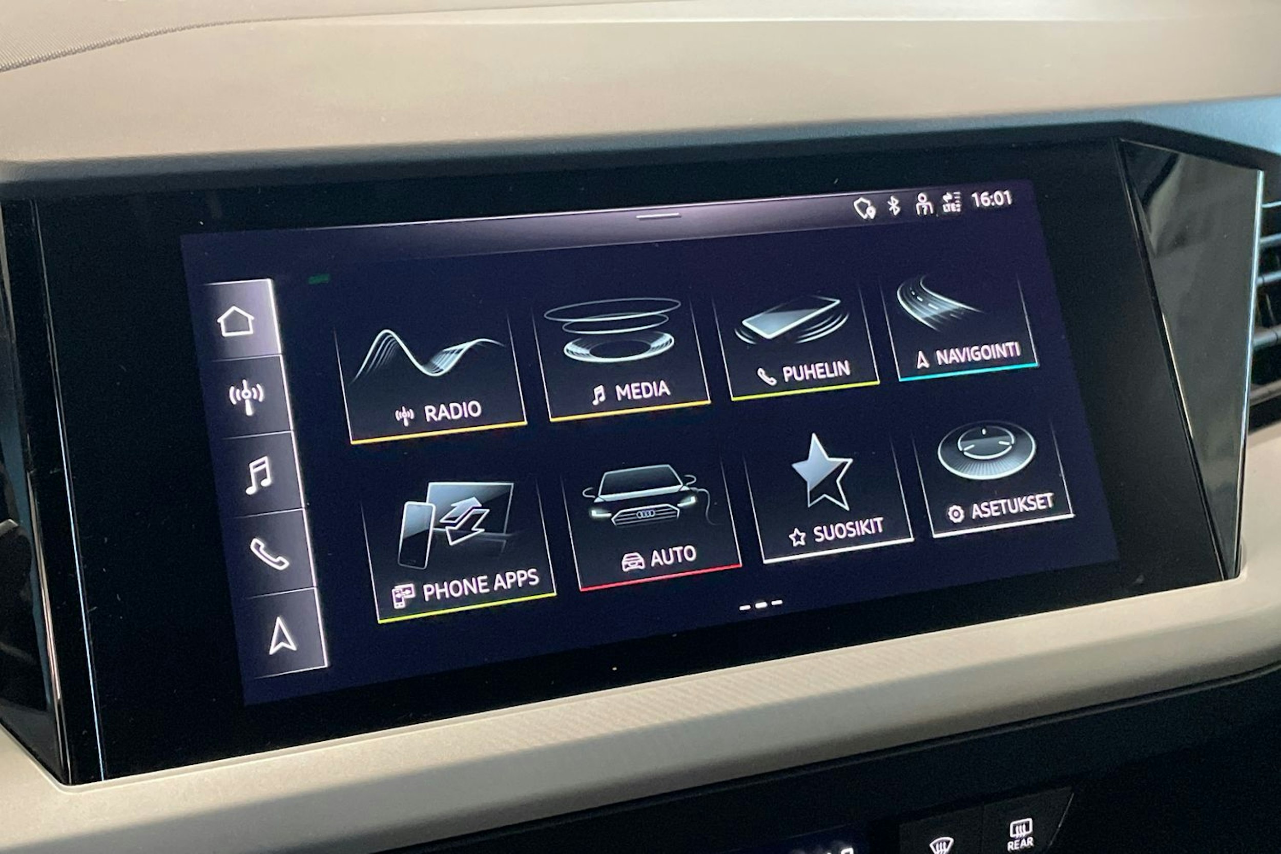 harmaa Audi Q4 e-tron 2021 kuva 18.