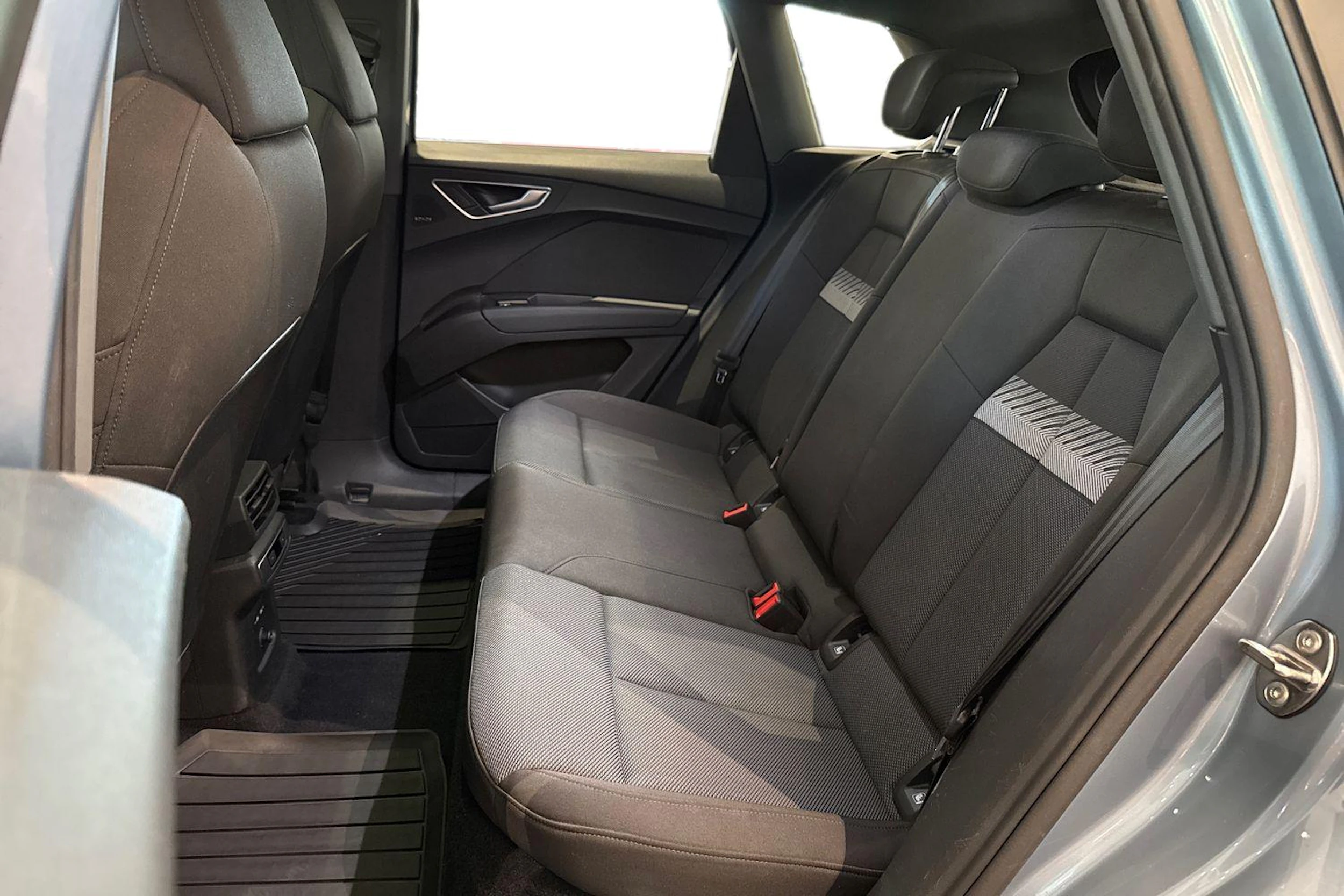 met. harmaa Audi Q4 e-tron 2022 kuva 8.