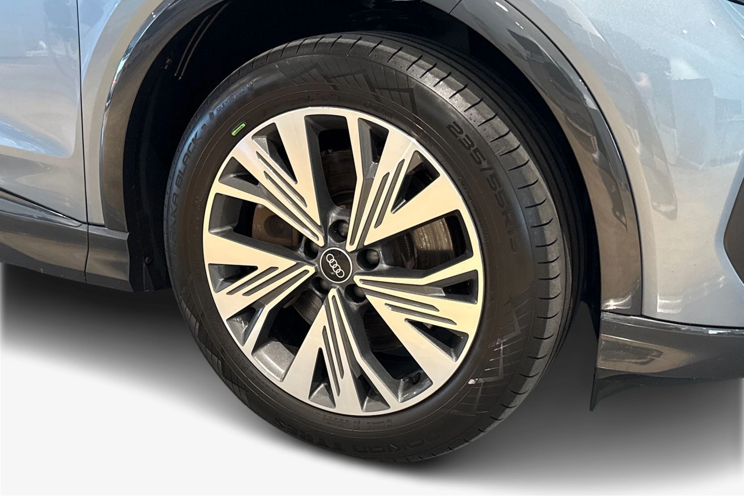met. harmaa Audi Q4 e-tron 2022 kuva 9.