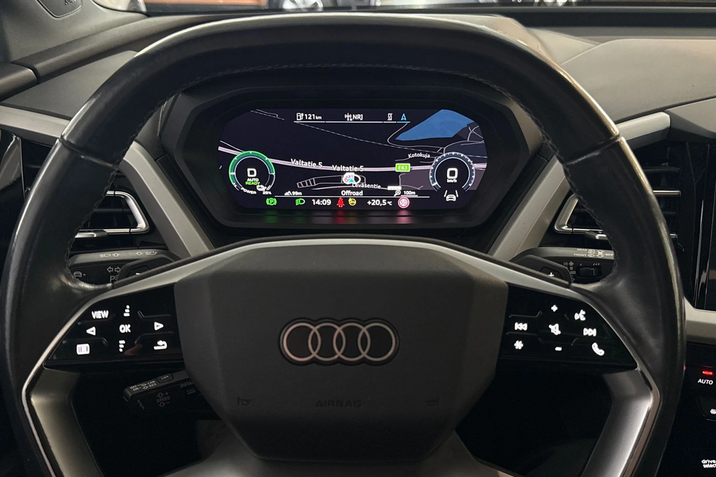 met. harmaa Audi Q4 e-tron 2022 kuva 13.