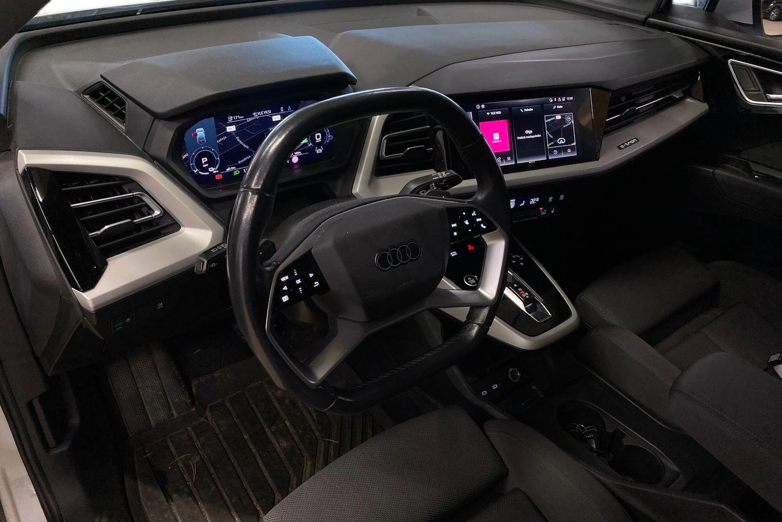 met. valkoinen Audi Q4 e-tron 2022 kuva 3.