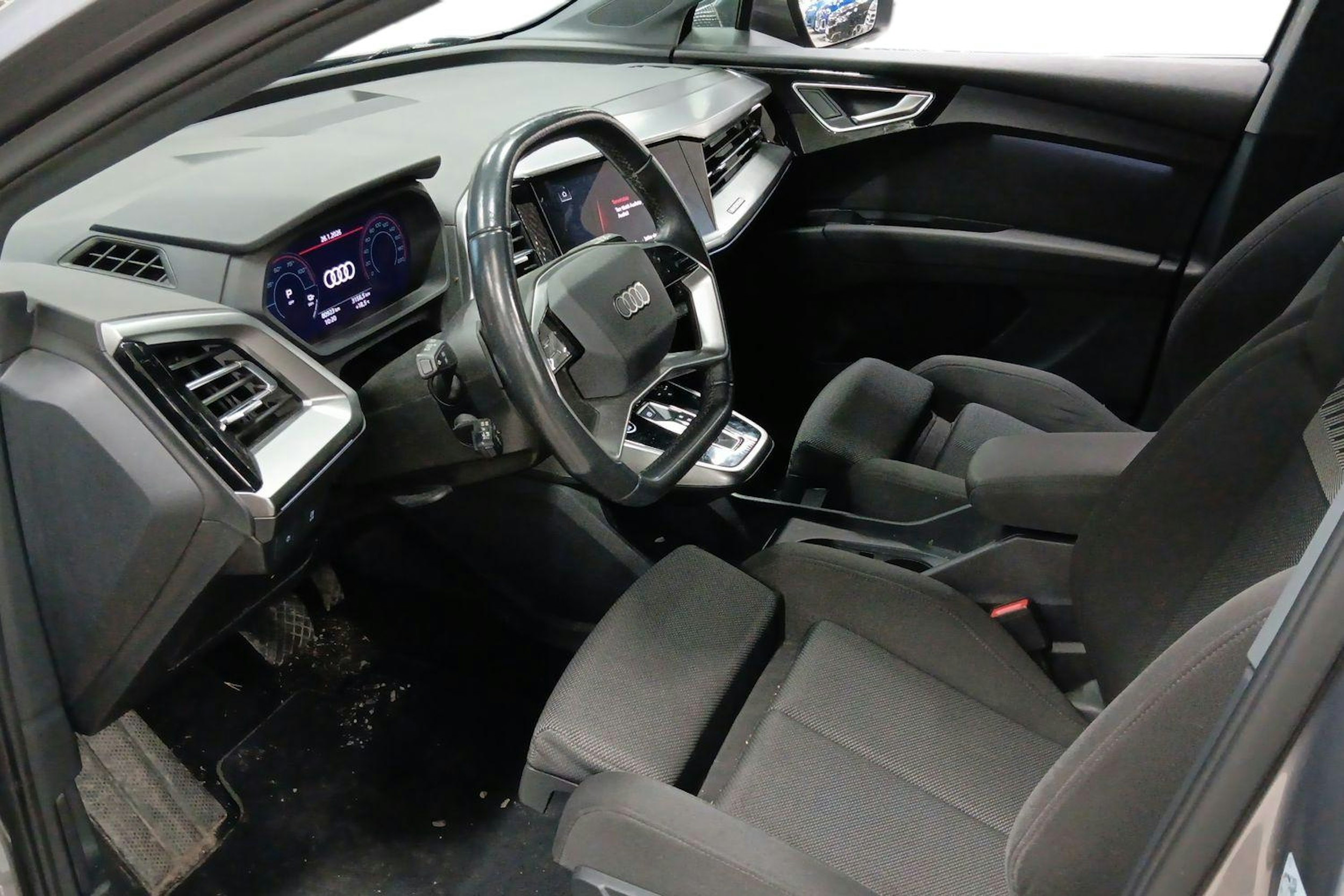 harmaa Audi Q4 e-tron 2022 kuva 3.