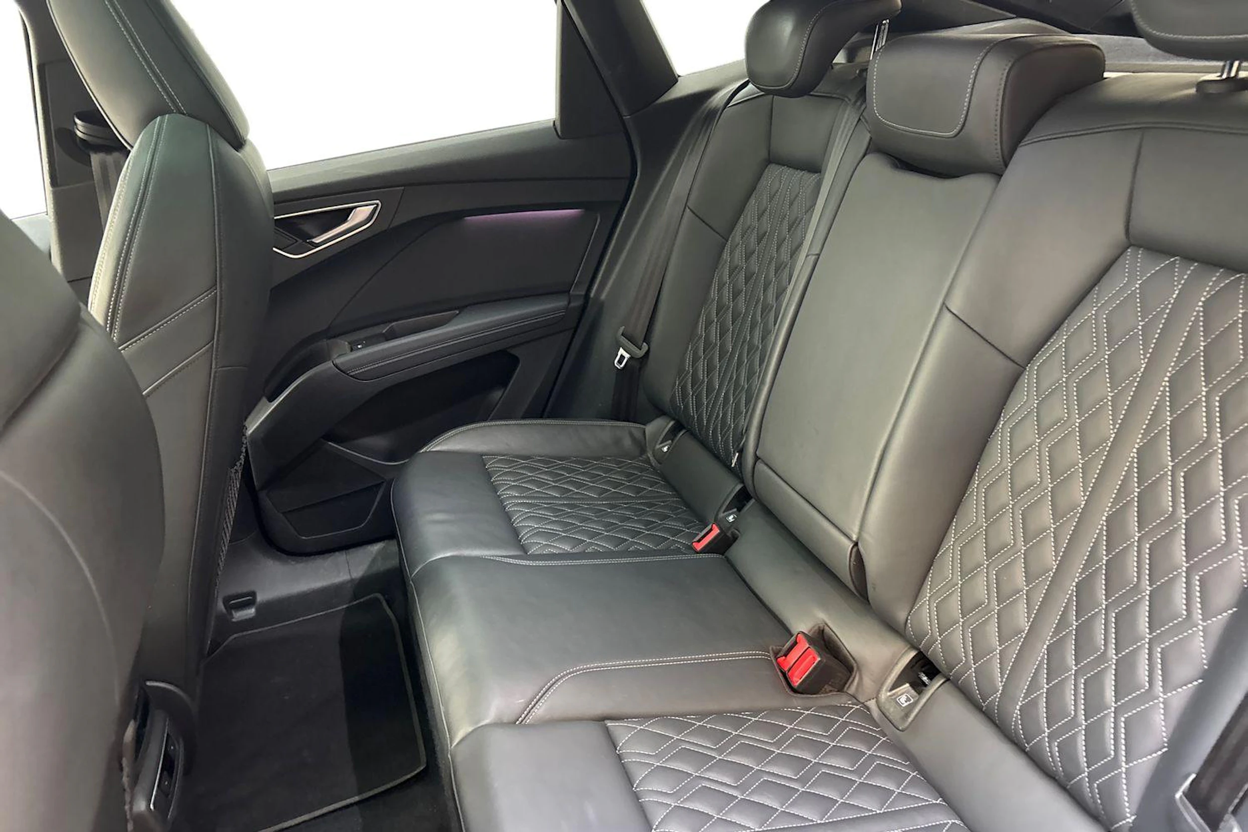 Sininen Audi Q4 e-tron 2022 kuva 11.