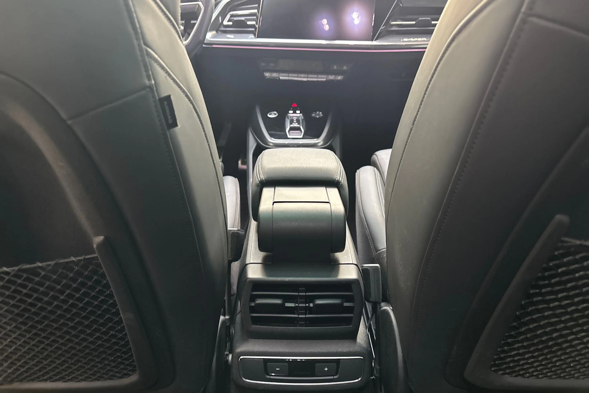 Sininen Audi Q4 e-tron 2022 kuva 18.