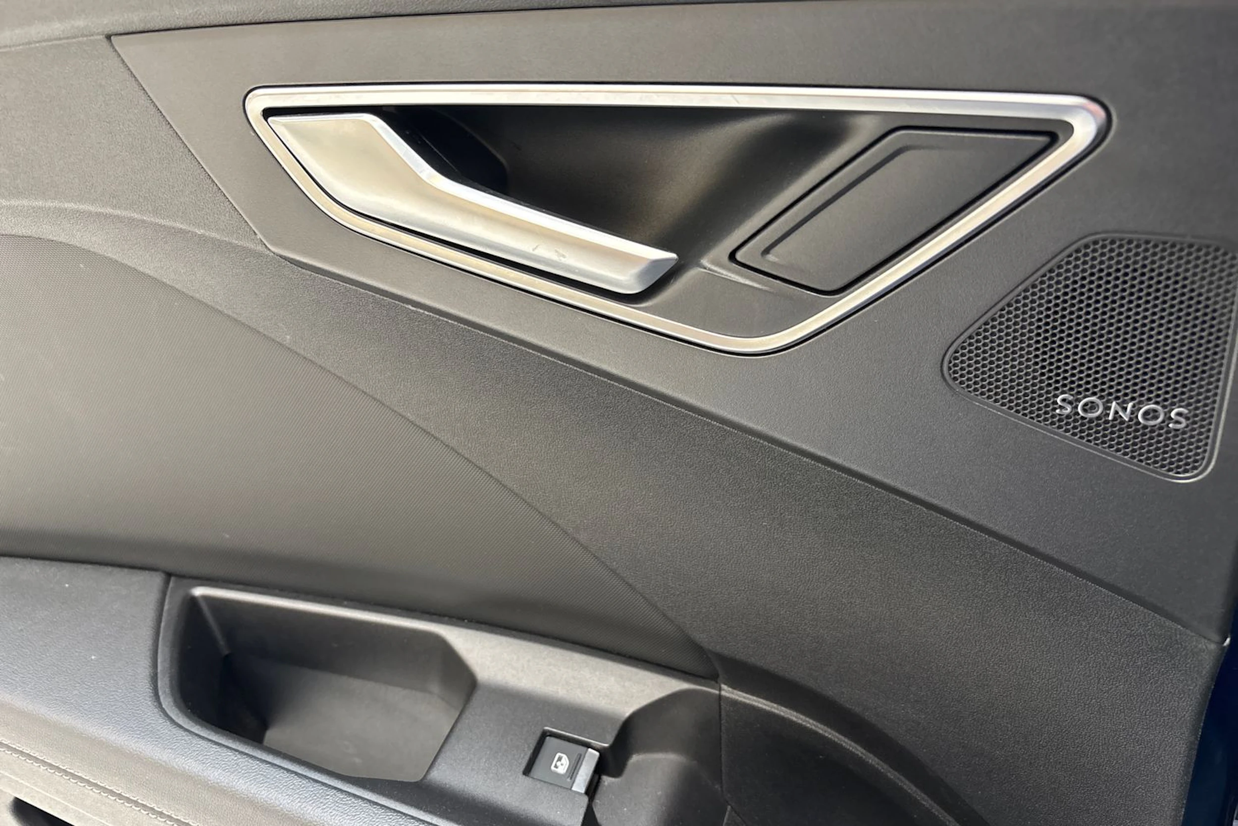 Sininen Audi Q4 e-tron 2022 kuva 19.