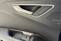 Sininen Audi Q4 e-tron 2022 kuva 19.