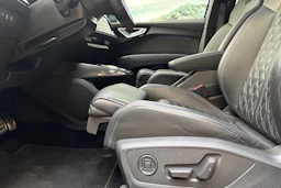 Sininen Audi Q4 e-tron 2022 kuva 23.