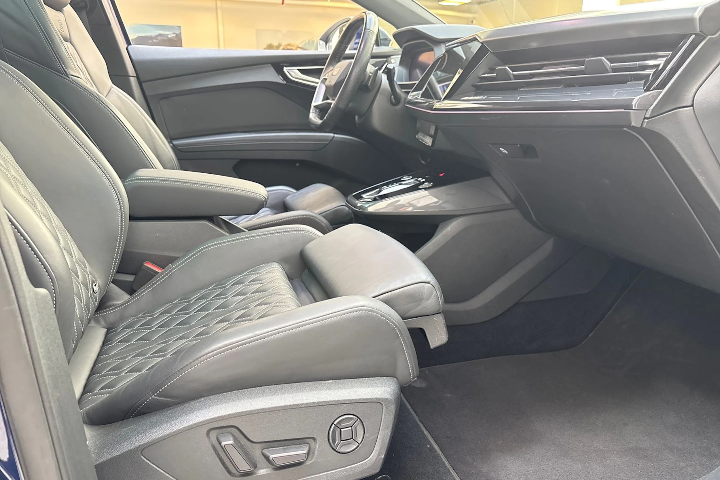 Sininen Audi Q4 e-tron 2022 kuva 34.
