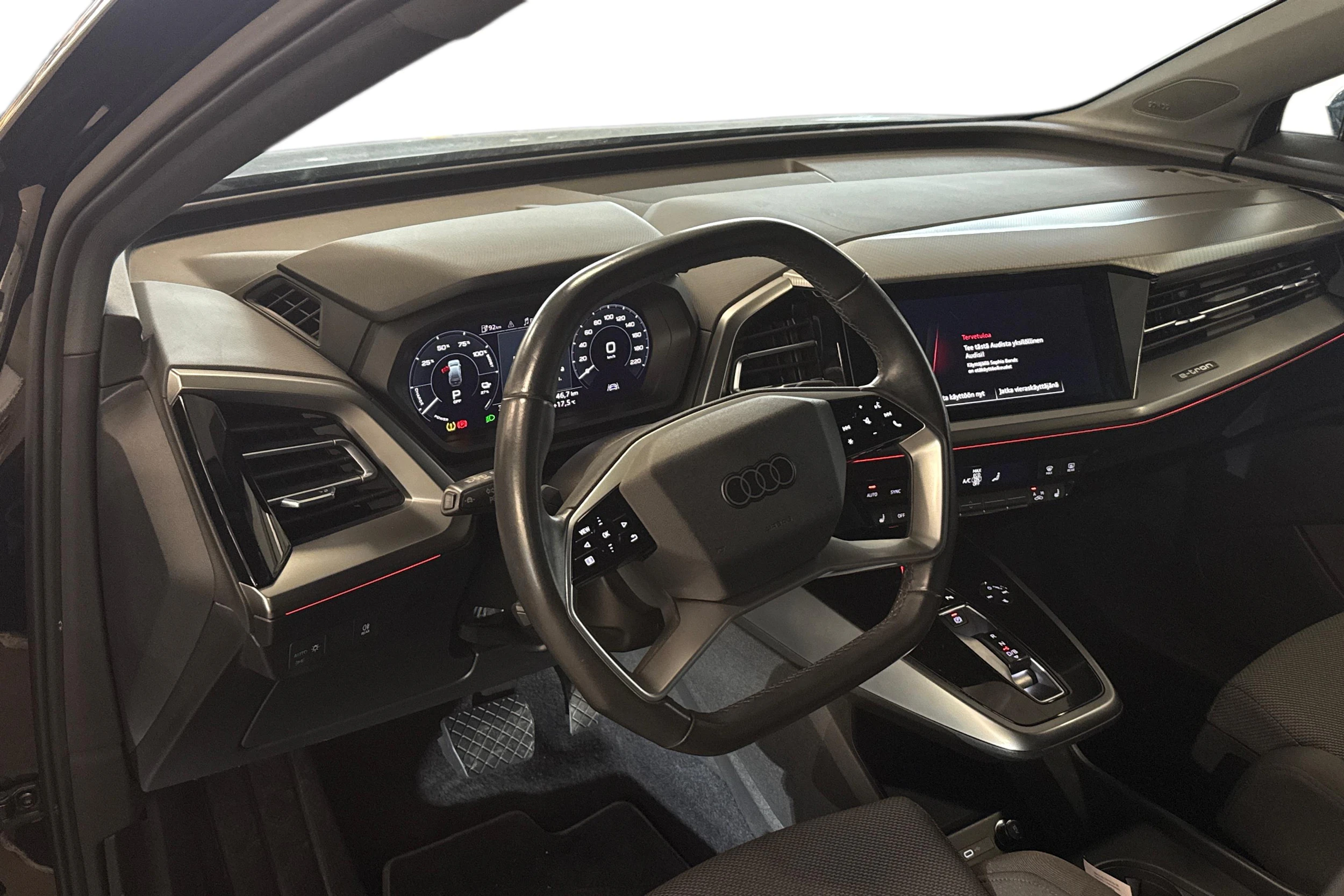 musta Audi Q4 e-tron 2022 kuva 3.