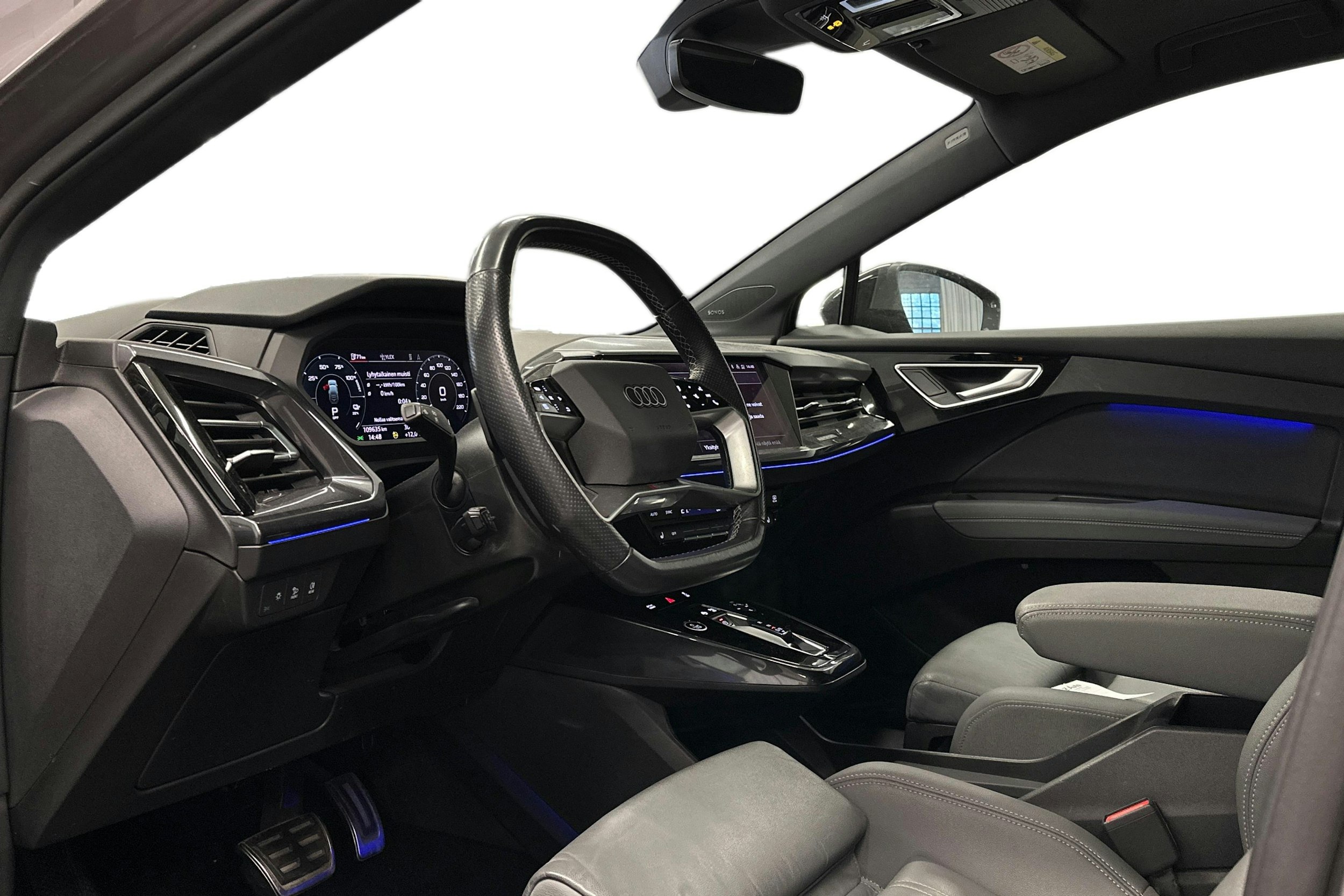 harmaa Audi Q4 e-tron 2022 kuva 3.