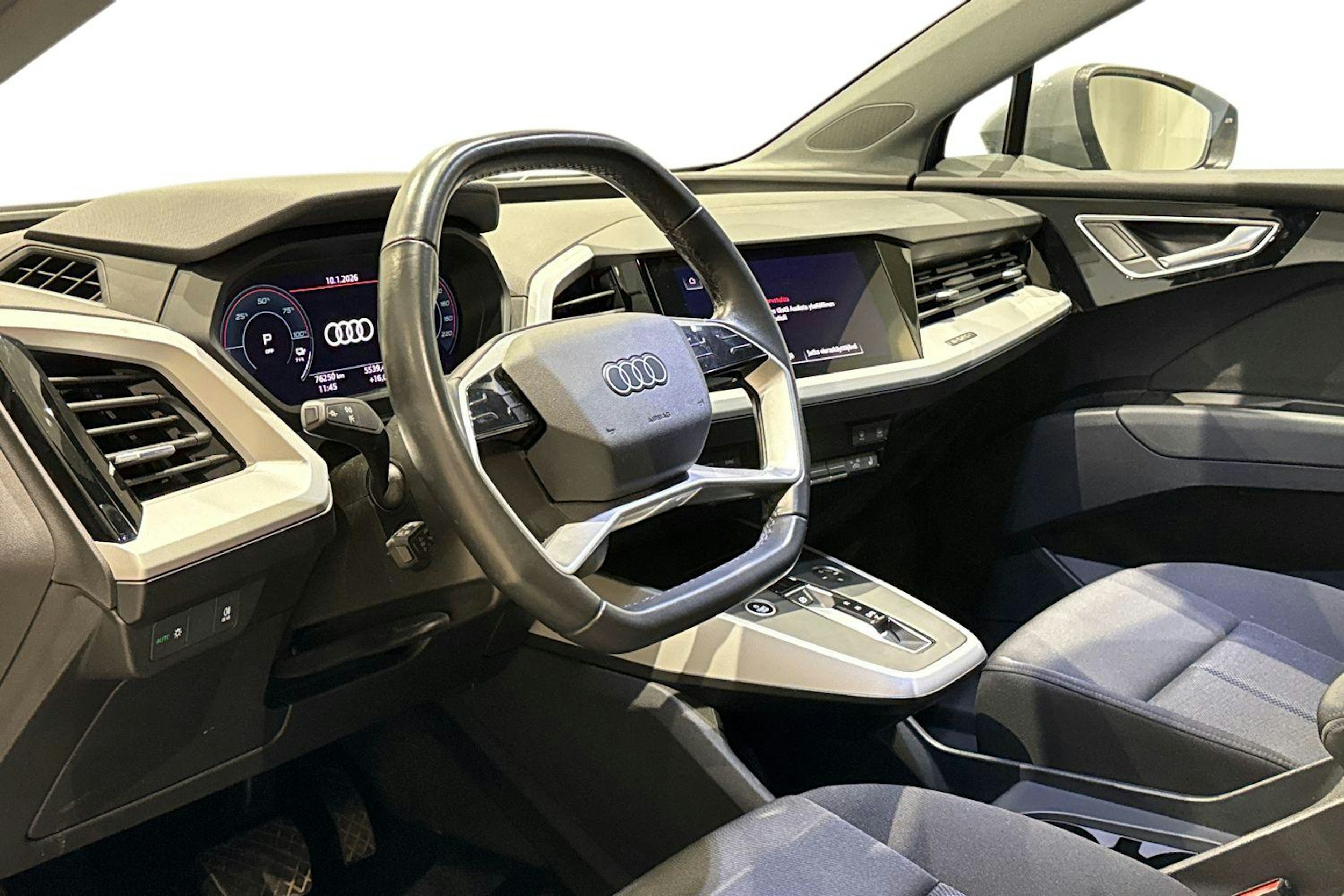 harmaa Audi Q4 e-tron 2022 kuva 7.