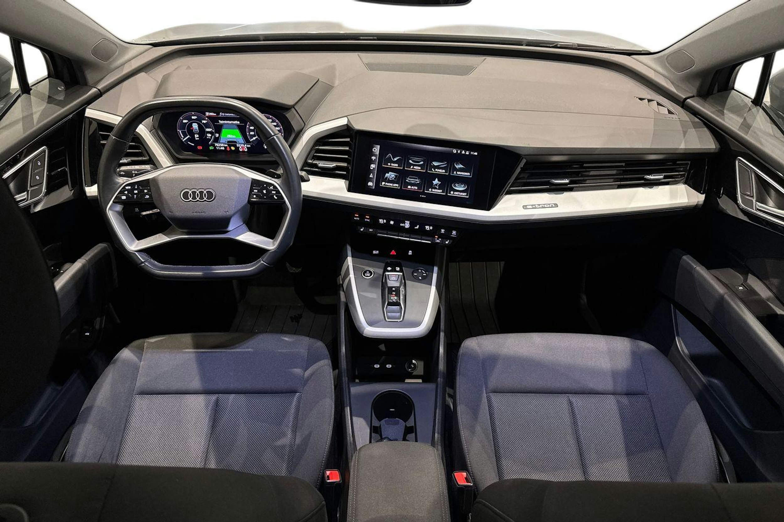harmaa Audi Q4 e-tron 2022 kuva 9.