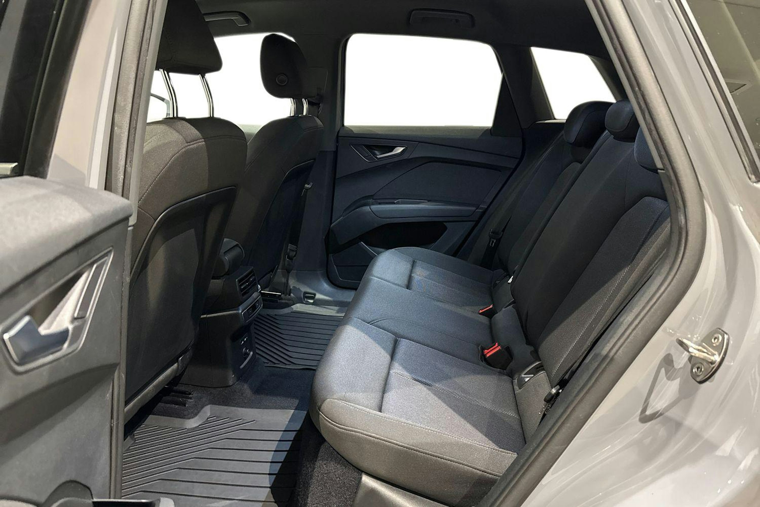 harmaa Audi Q4 e-tron 2022 kuva 10.