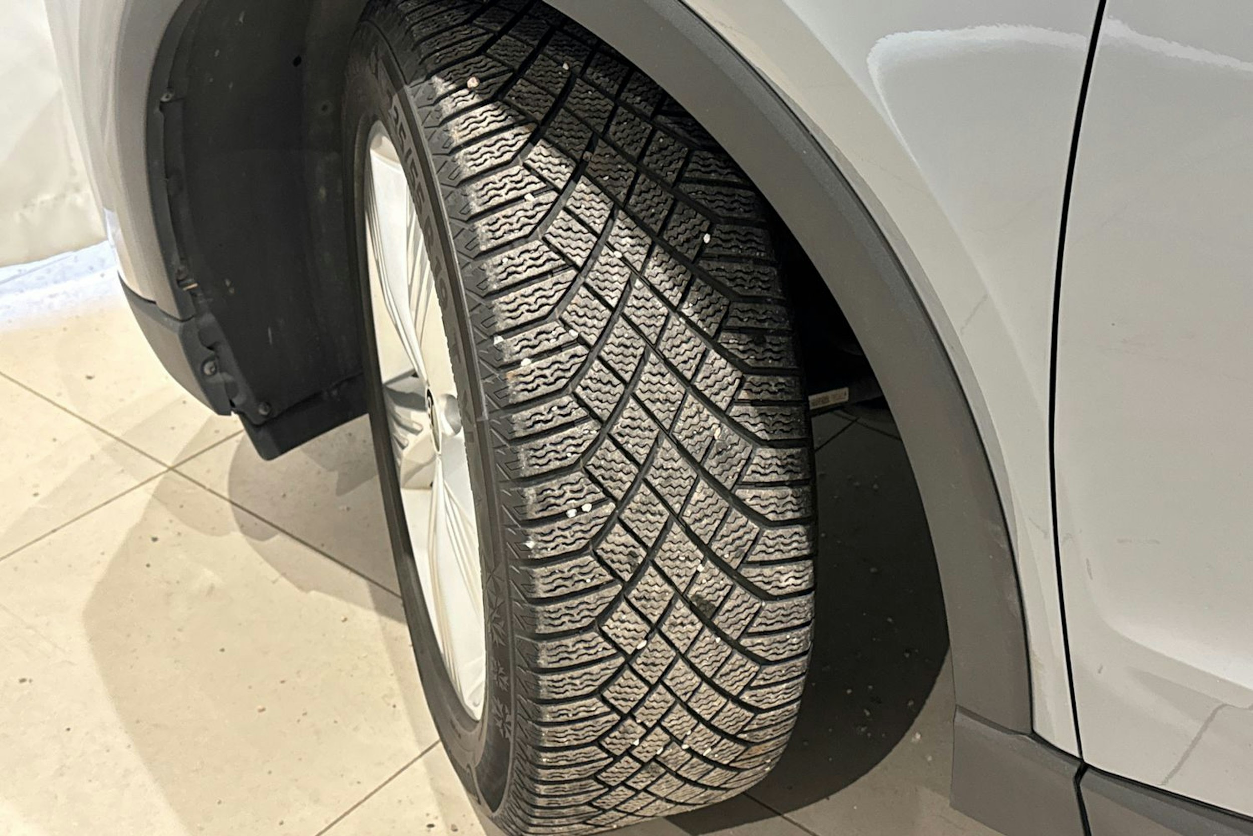 harmaa Audi Q4 e-tron 2022 kuva 13.