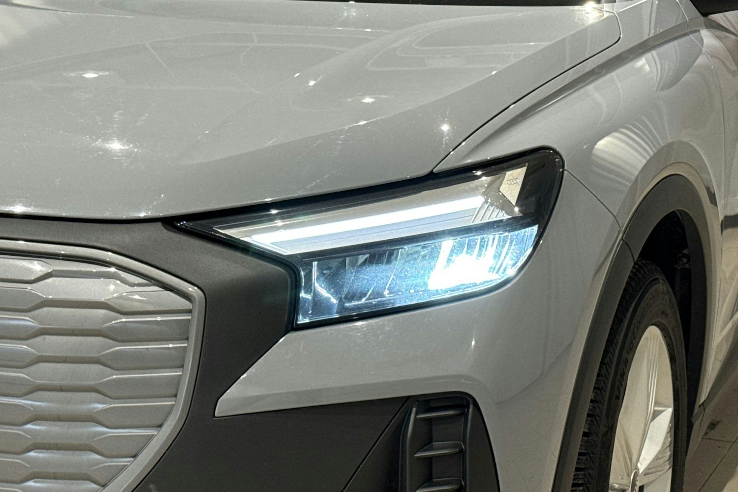 harmaa Audi Q4 e-tron 2022 kuva 14.