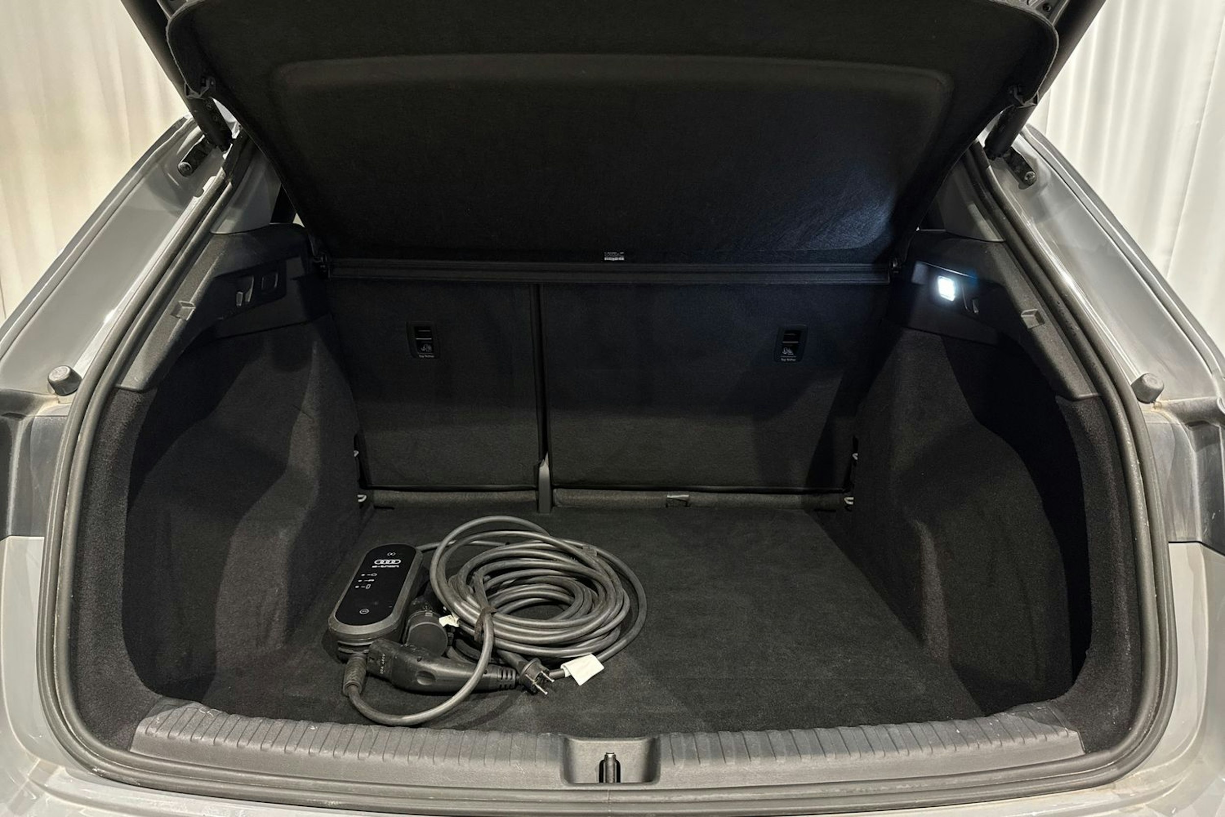 harmaa Audi Q4 e-tron 2022 kuva 15.