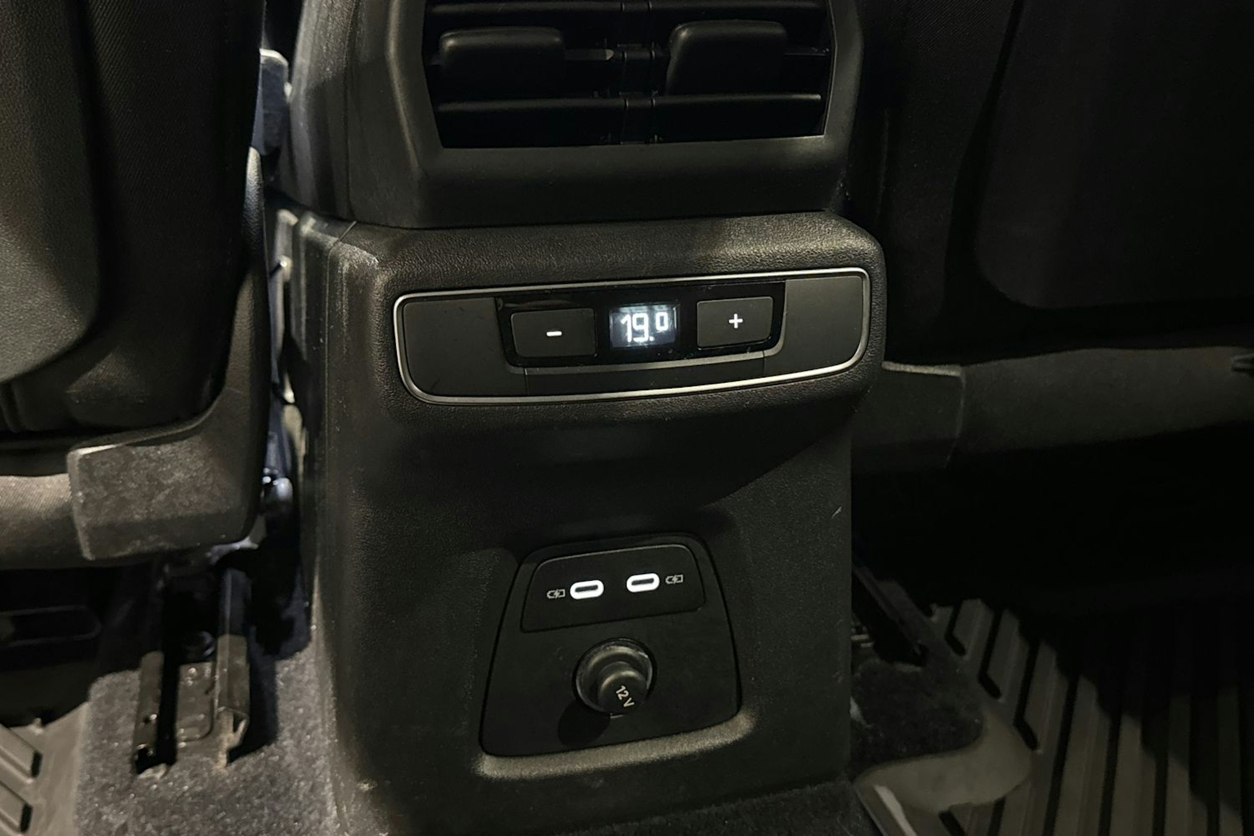 harmaa Audi Q4 e-tron 2022 kuva 17.