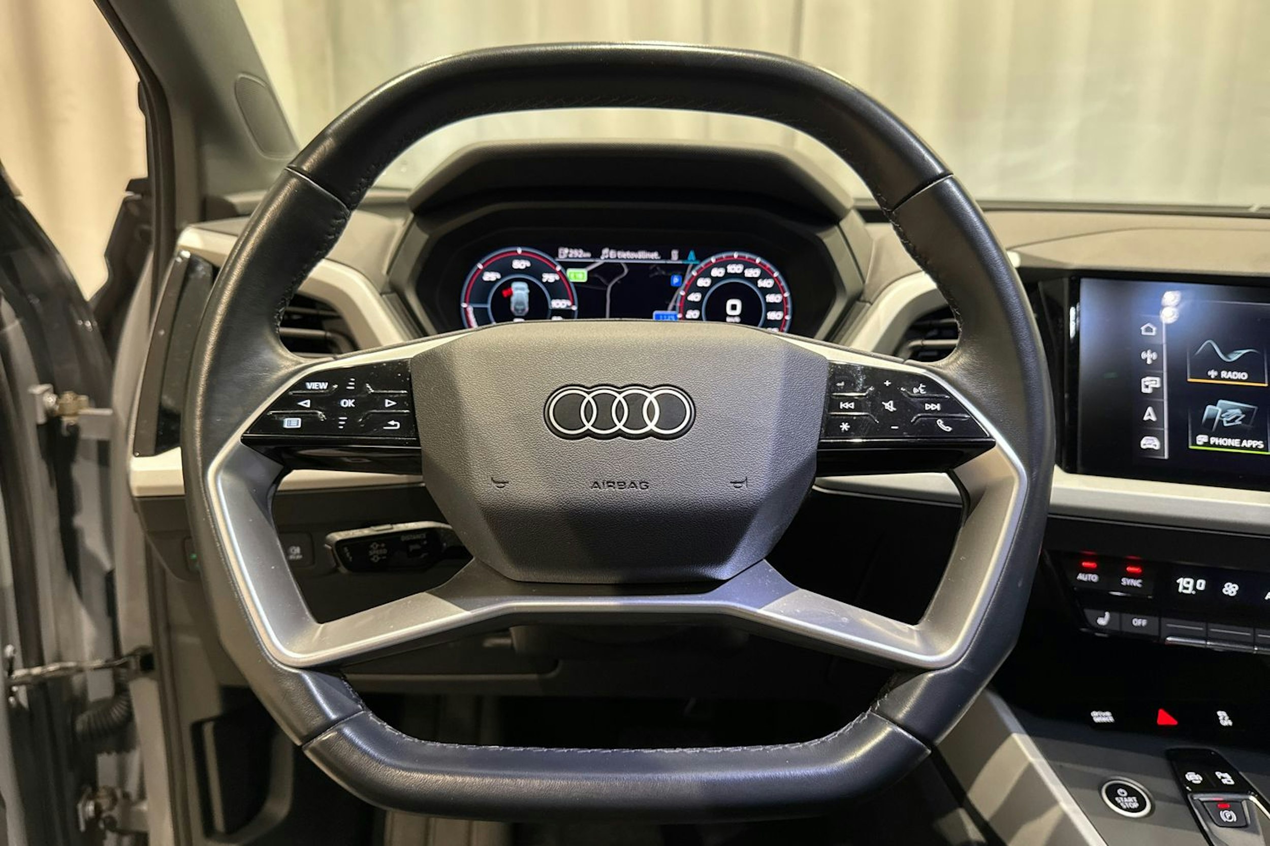 harmaa Audi Q4 e-tron 2022 kuva 19.