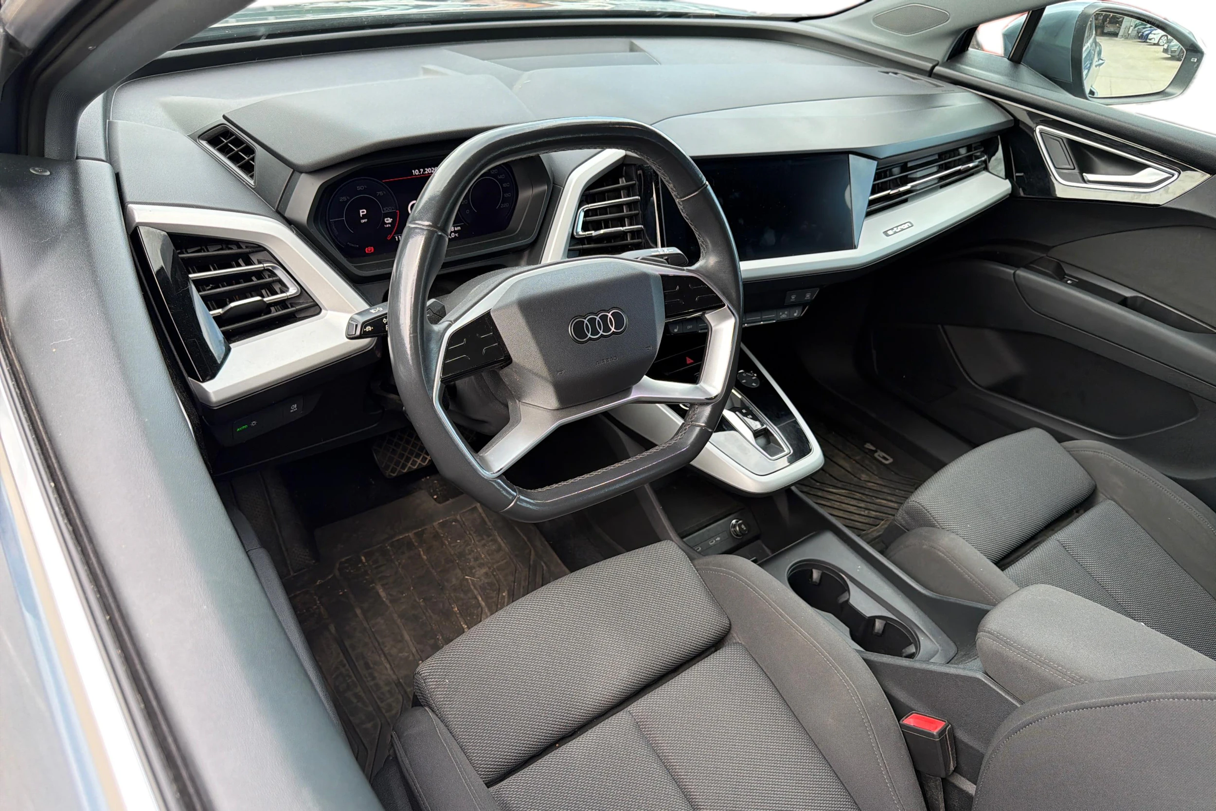 sininen Audi Q4 e-tron 2022 kuva 3.