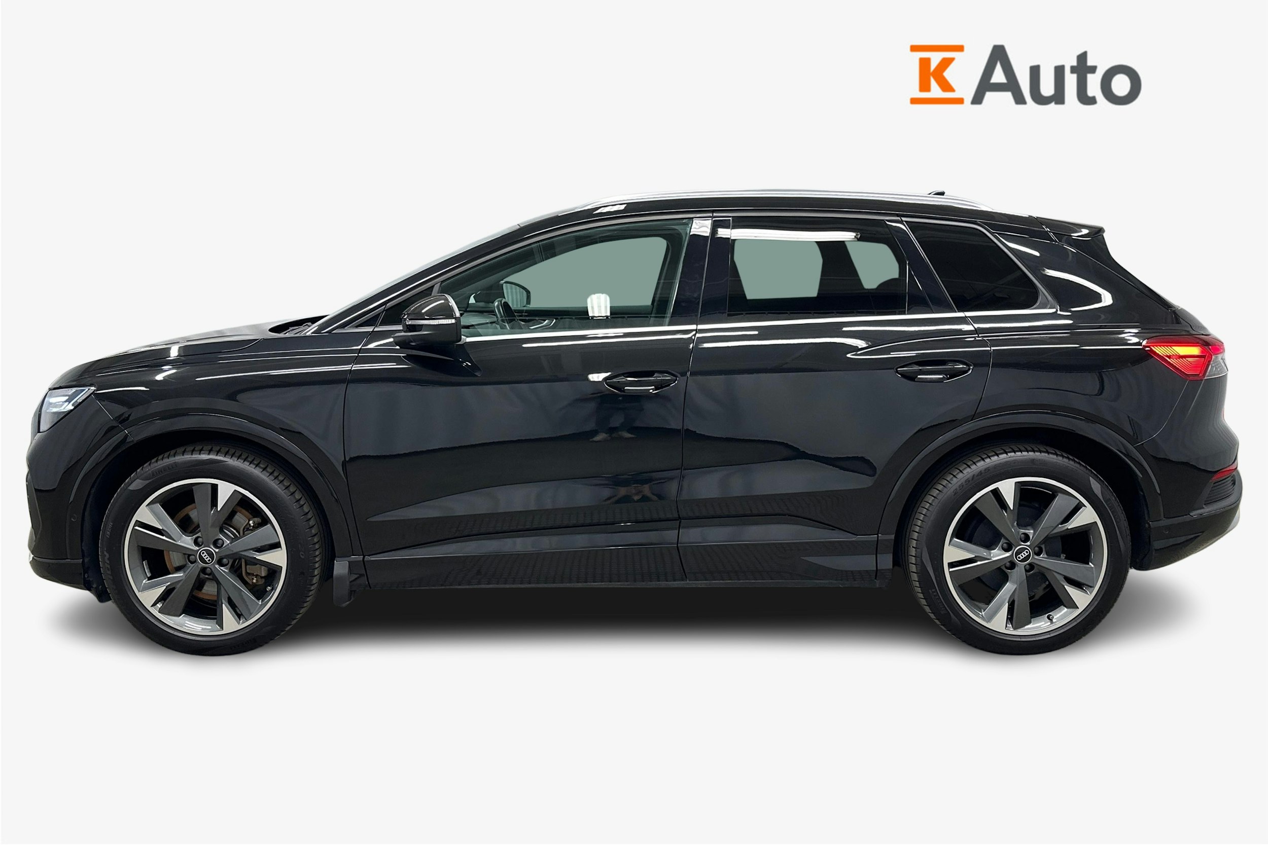 musta Audi Q4 e-tron 2022 kuva 6.